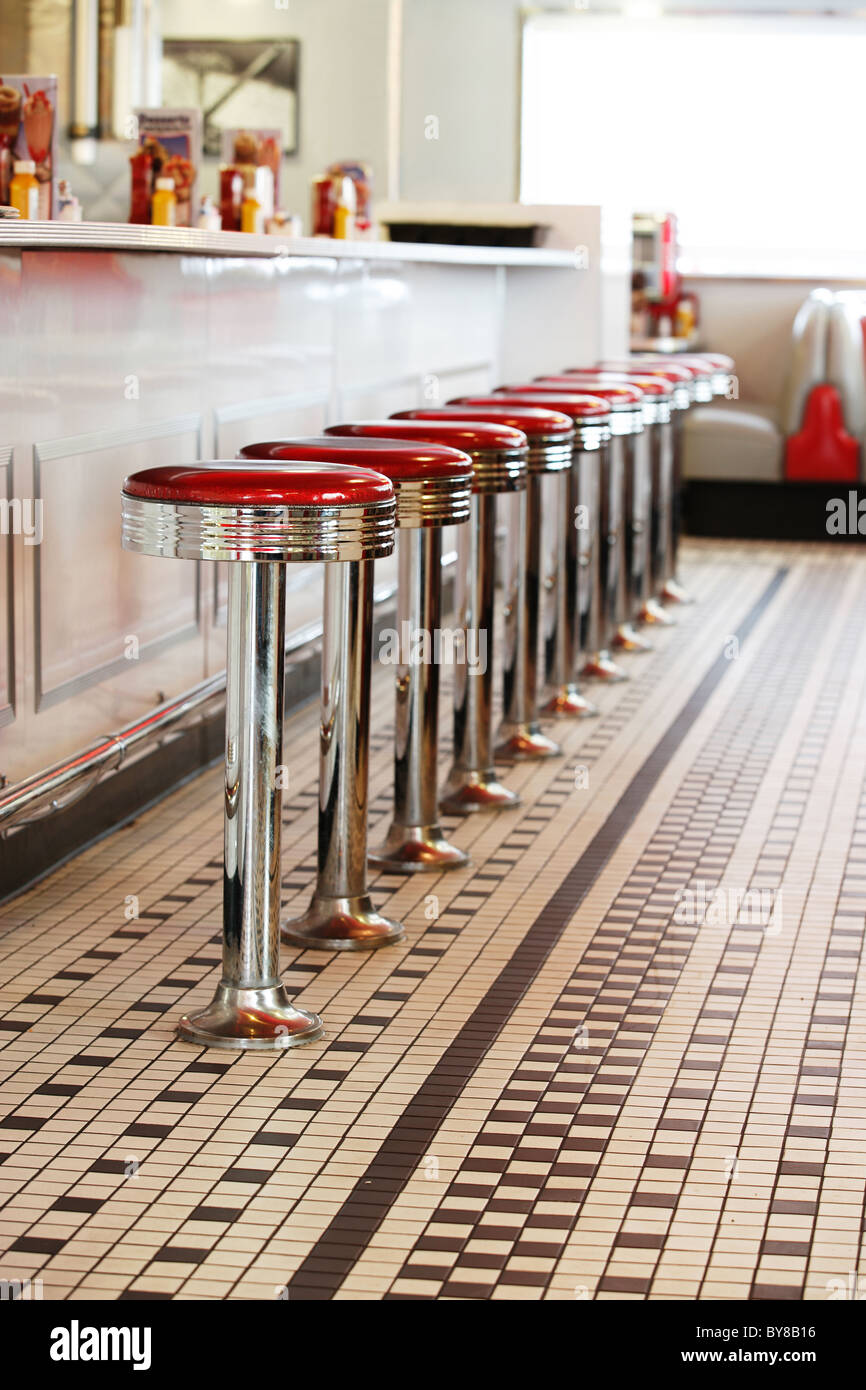 Una fila di barstools in un stile anni cinquanta diner Foto Stock