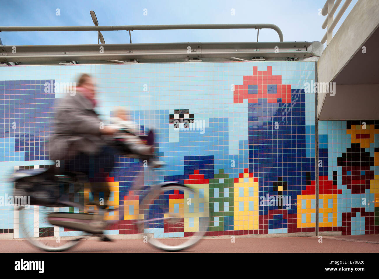 Zaandam, Olanda. Il cosiddetto Pixel Poort bicicletta Tunnel. Collegamento e Amsterdam Zaandam. Paesi Bassi Foto Stock