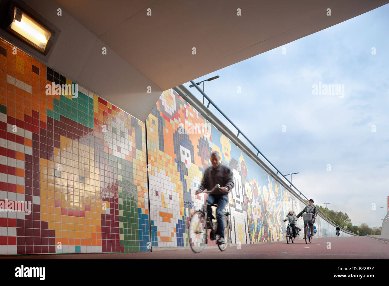 Zaandam, Olanda. Il cosiddetto Pixel Poort bicicletta Tunnel. Collegamento e Amsterdam Zaandam. Paesi Bassi Foto Stock