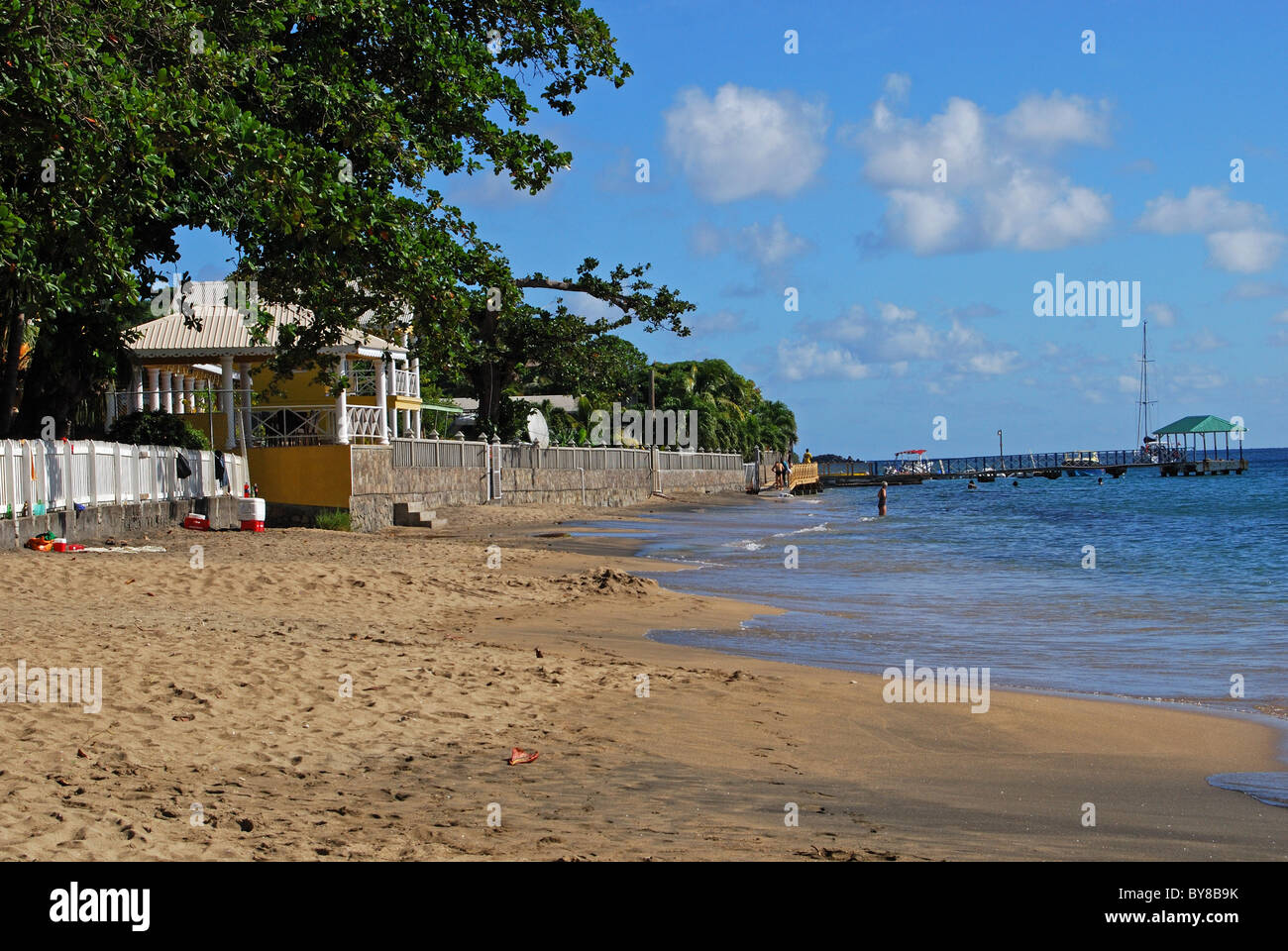 Vista lungo la spiaggia, Kingstown, Saint Vincent e Grenadine, dei Caraibi. Foto Stock