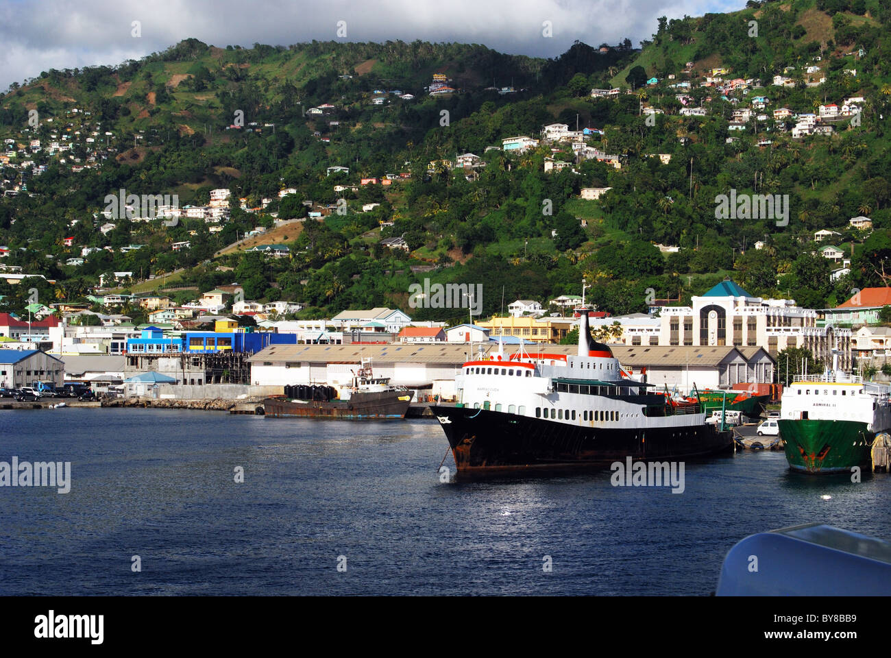 Vista della banchina del porto con la città al posteriore, Kingstown, Saint Vincent e Grenadine, dei Caraibi. Foto Stock