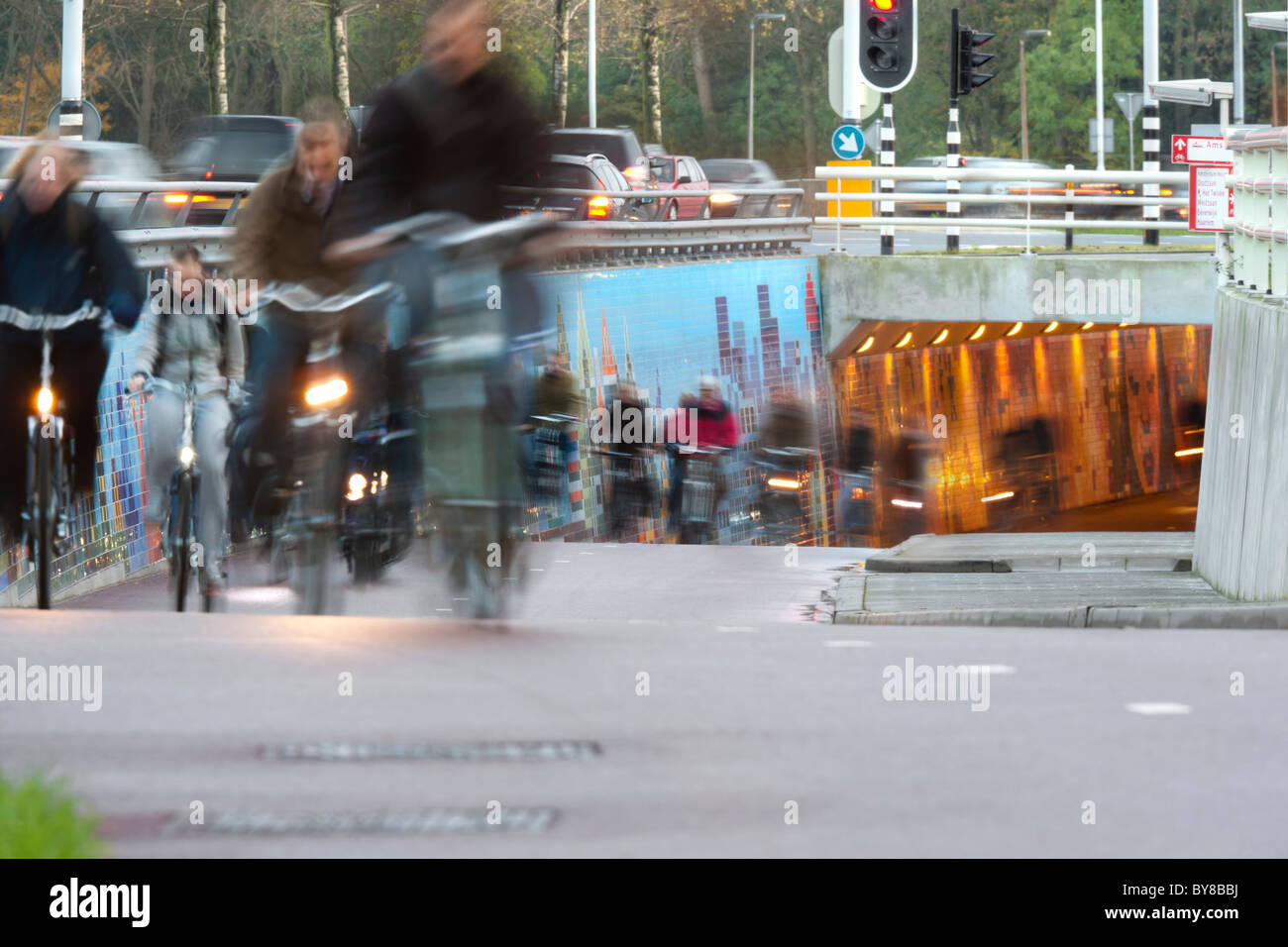 Zaandam, Olanda. Il cosiddetto Pixel Poort Tunnel in bicicletta con i ciclisti pendolarismo tra Amsterdam e Zaandam. Paesi Bassi. Foto Stock