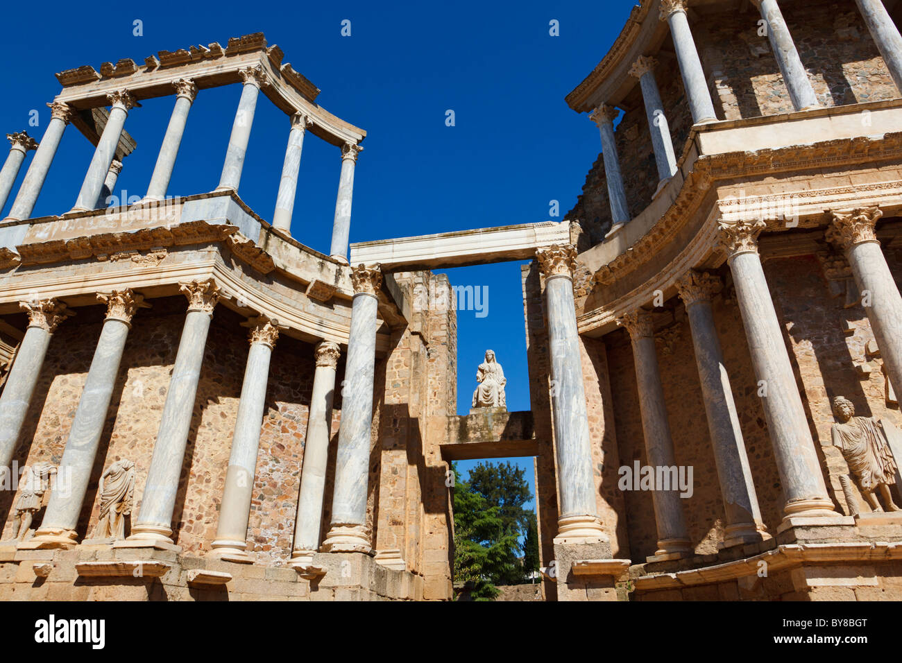 Merida, provincia di Badajoz, Spagna. Il teatro romano costruito nel I secolo A.C. Colonnato dietro al palco. Foto Stock