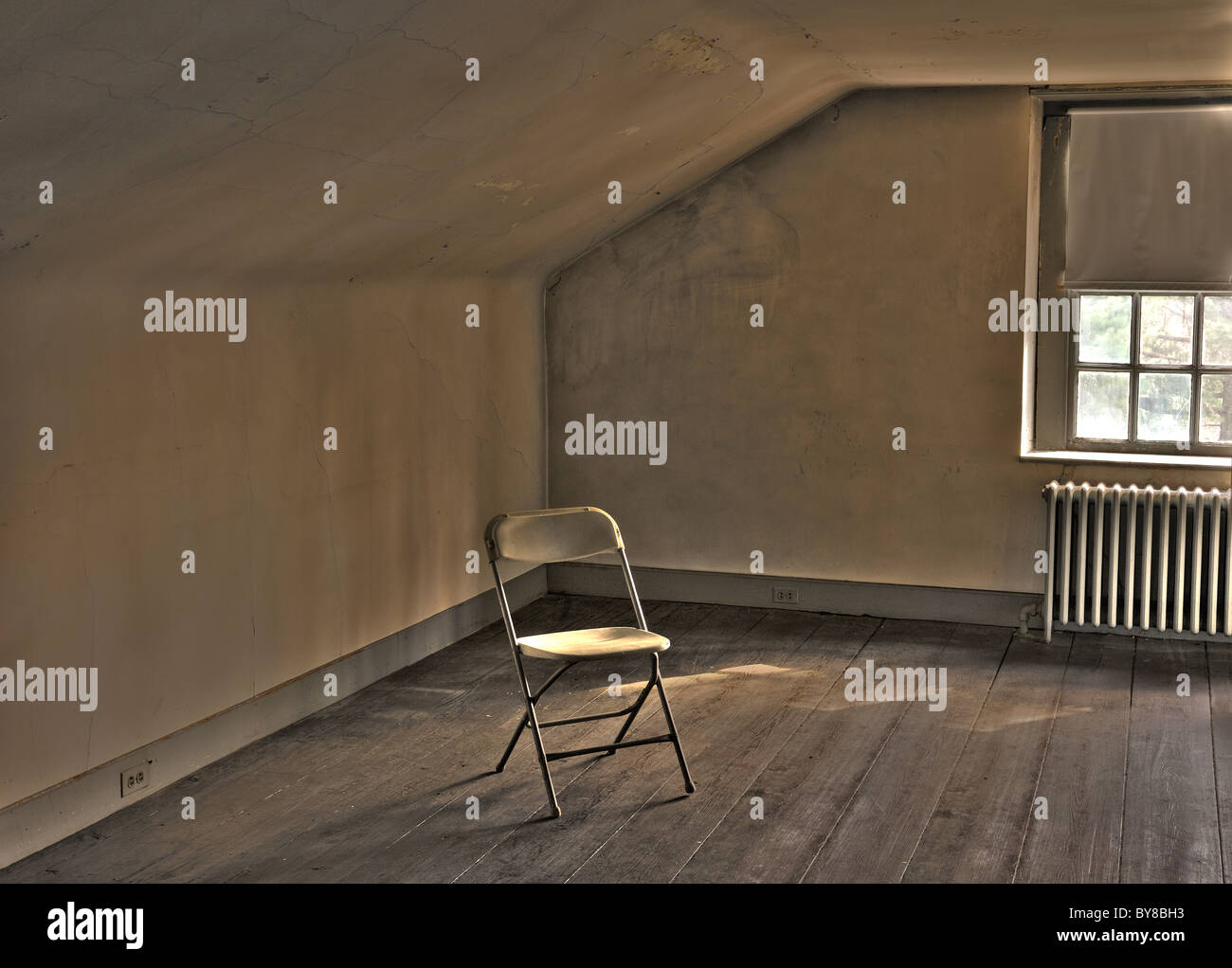 Lone chair seduta in trascurato stanza vuota Foto Stock