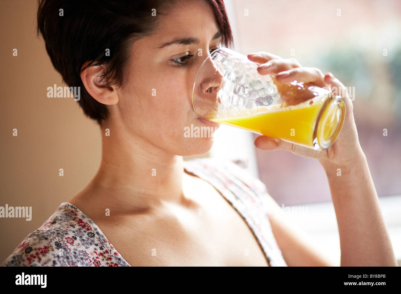 Ragazza di bere succo di arancia Foto Stock