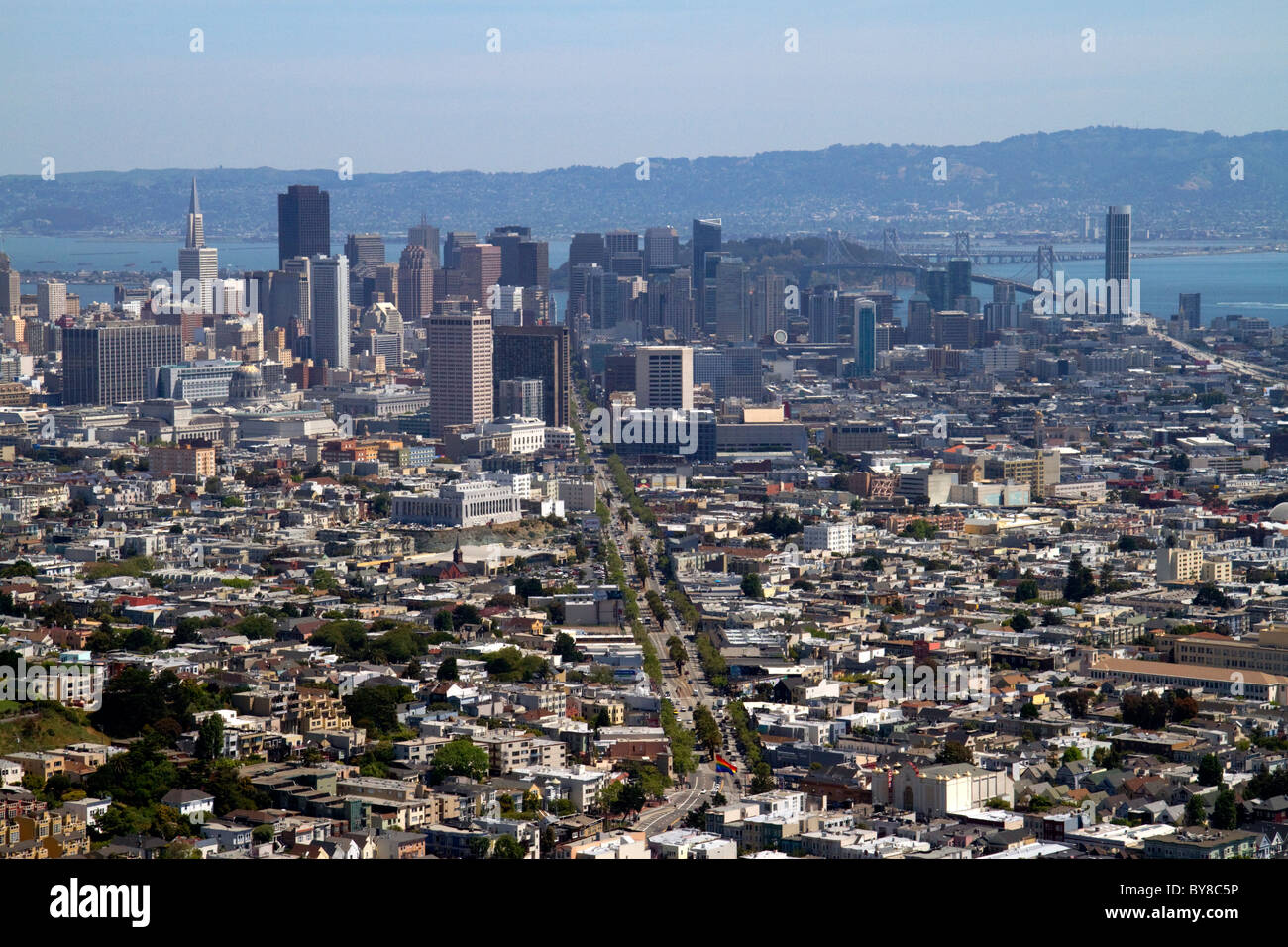 Vista della città e Market Street da Twin Peaks a San Francisco, California, Stati Uniti d'America. Foto Stock