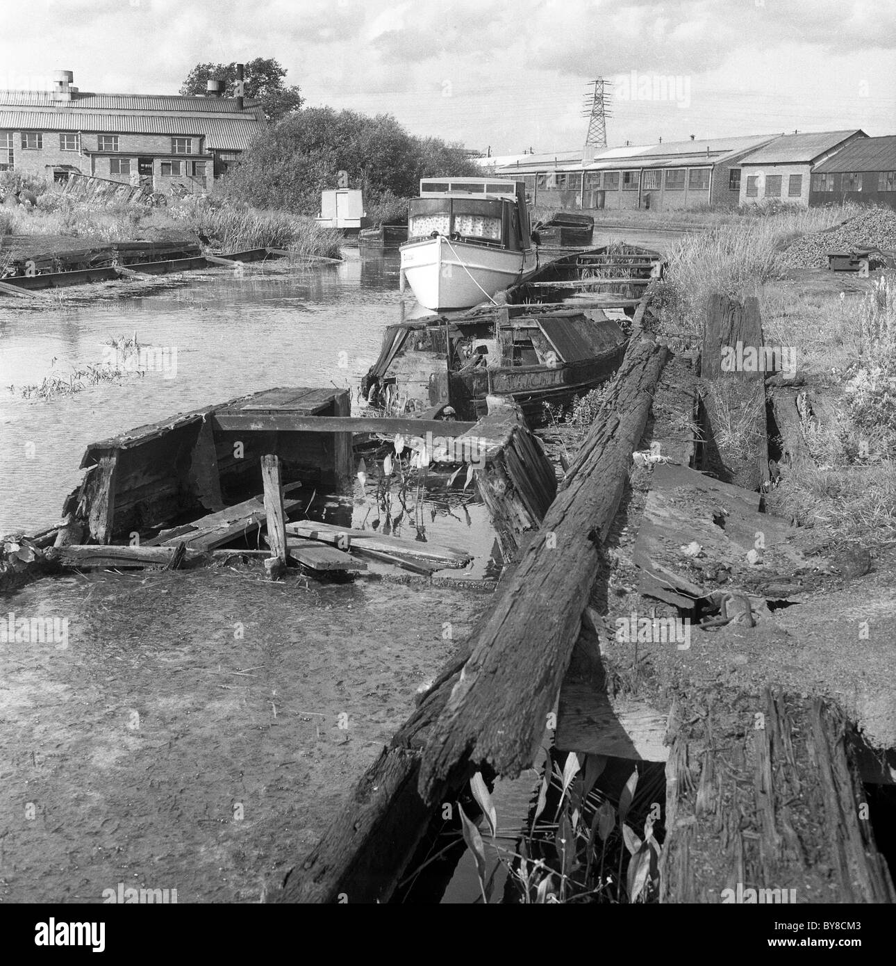 Narrowboats marciume lontano sul canal area di Wolverhampton 1960 Foto Stock