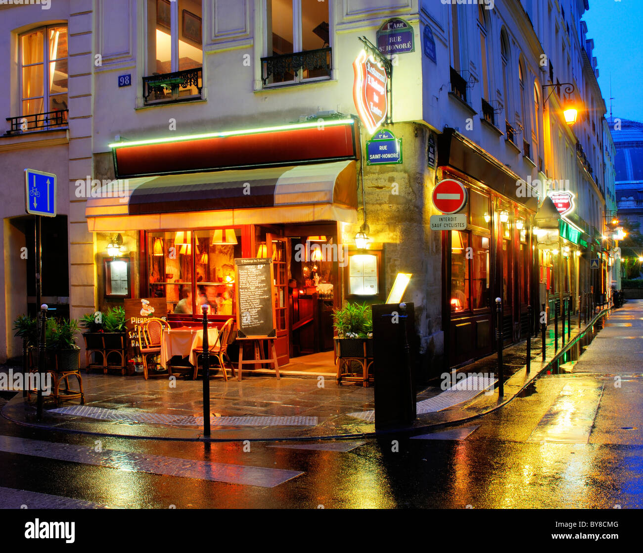 Un accogliente bistro parigino di notte Foto Stock