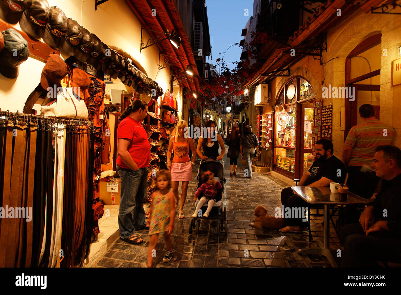 Via dello shopping nella città vecchia di Rethymnon, Creta, Grecia Foto Stock