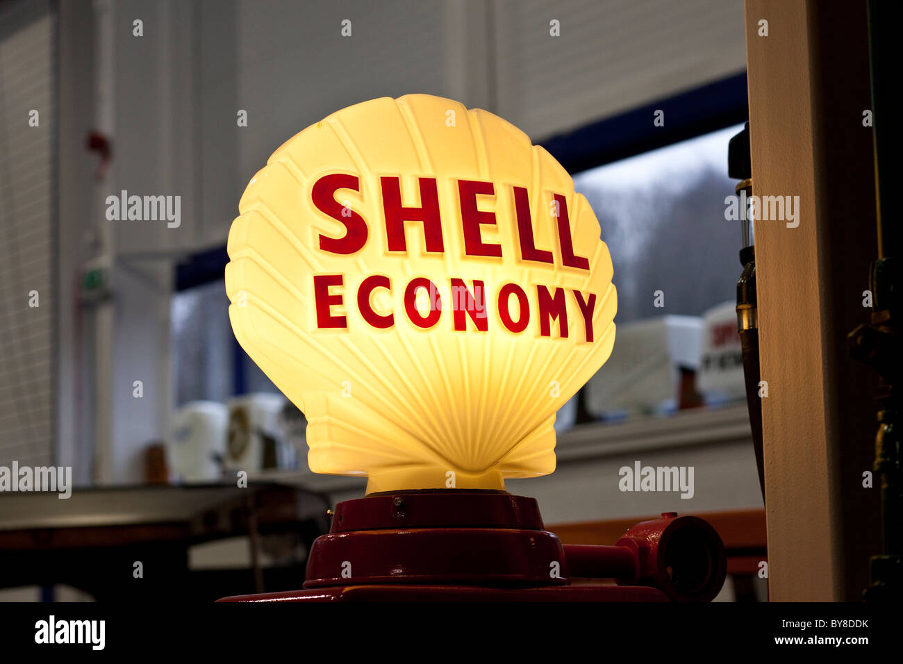 Lakeland Motor Museum a Backbarrow, Cumbria, Regno Unito, che mostra un distributore di benzina Shell segno della pompa Foto Stock