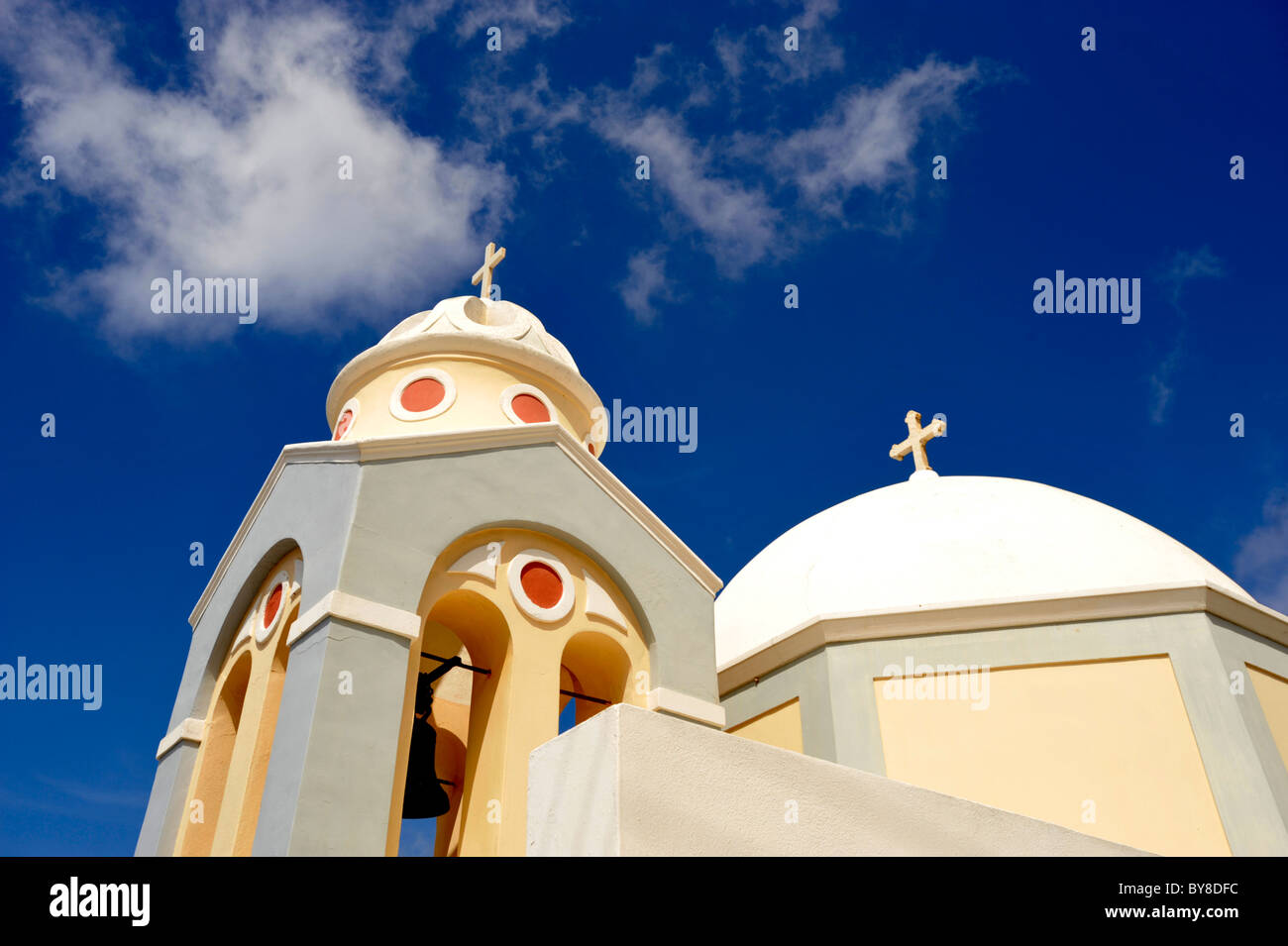 Il tetto a cupola e il campanile di una chiesa a Fira sull'isola greca di Santorini nel Mare Egeo Foto Stock