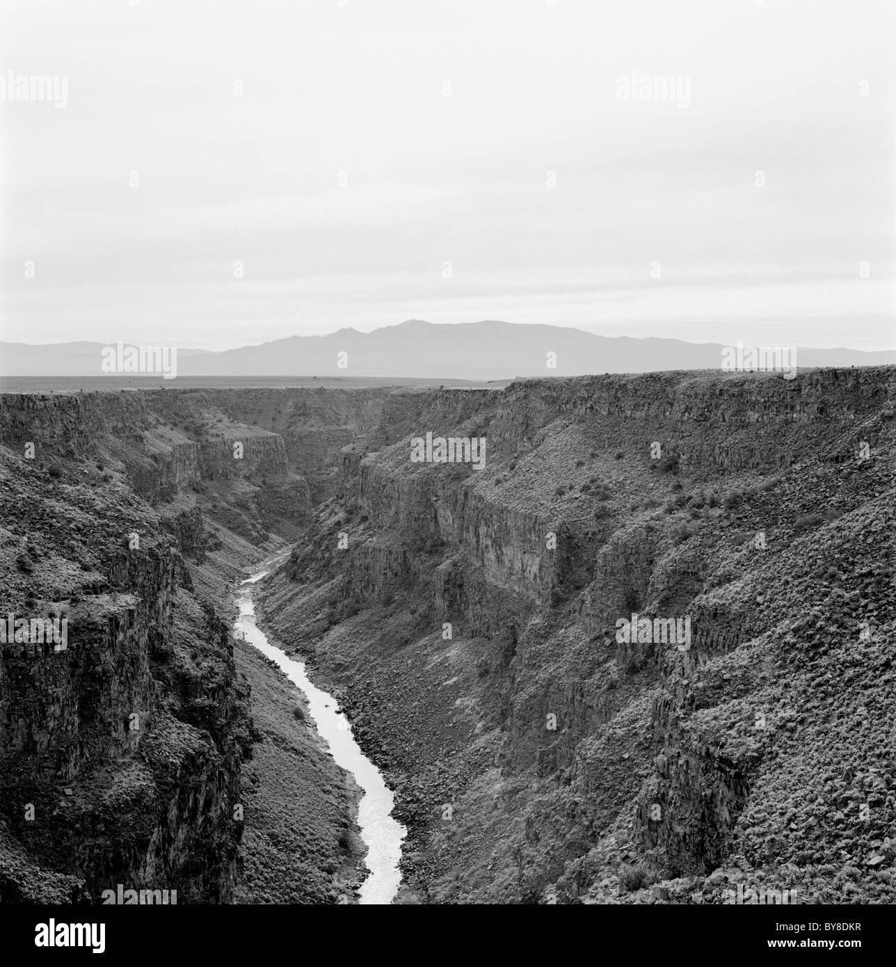 Visualizza in basso del fiume Rio Grande canyon dal ponte a nord di Taos, Nuovo Messico. Foto Stock