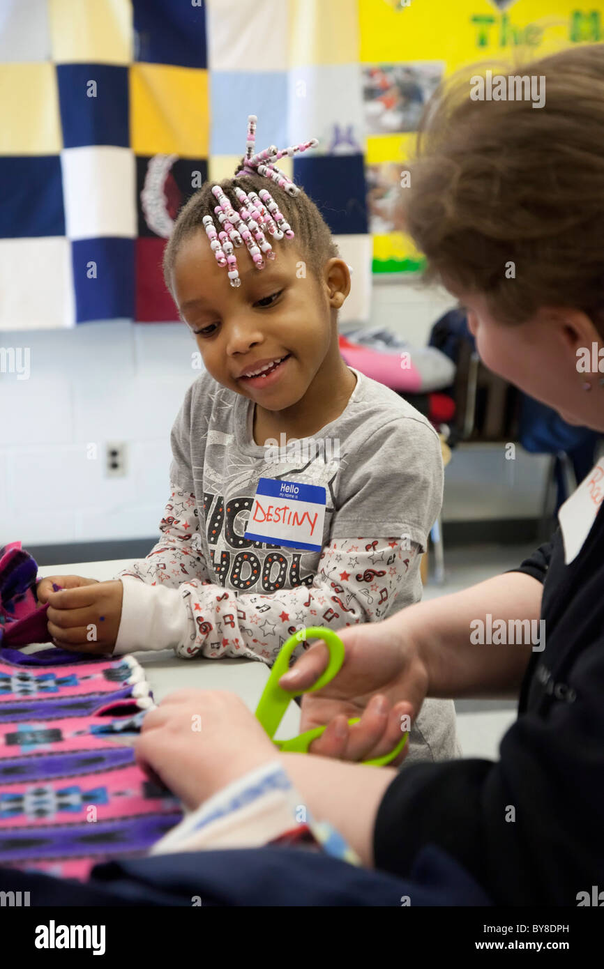 I Volontari fanno di coperte per i senzatetto Foto Stock