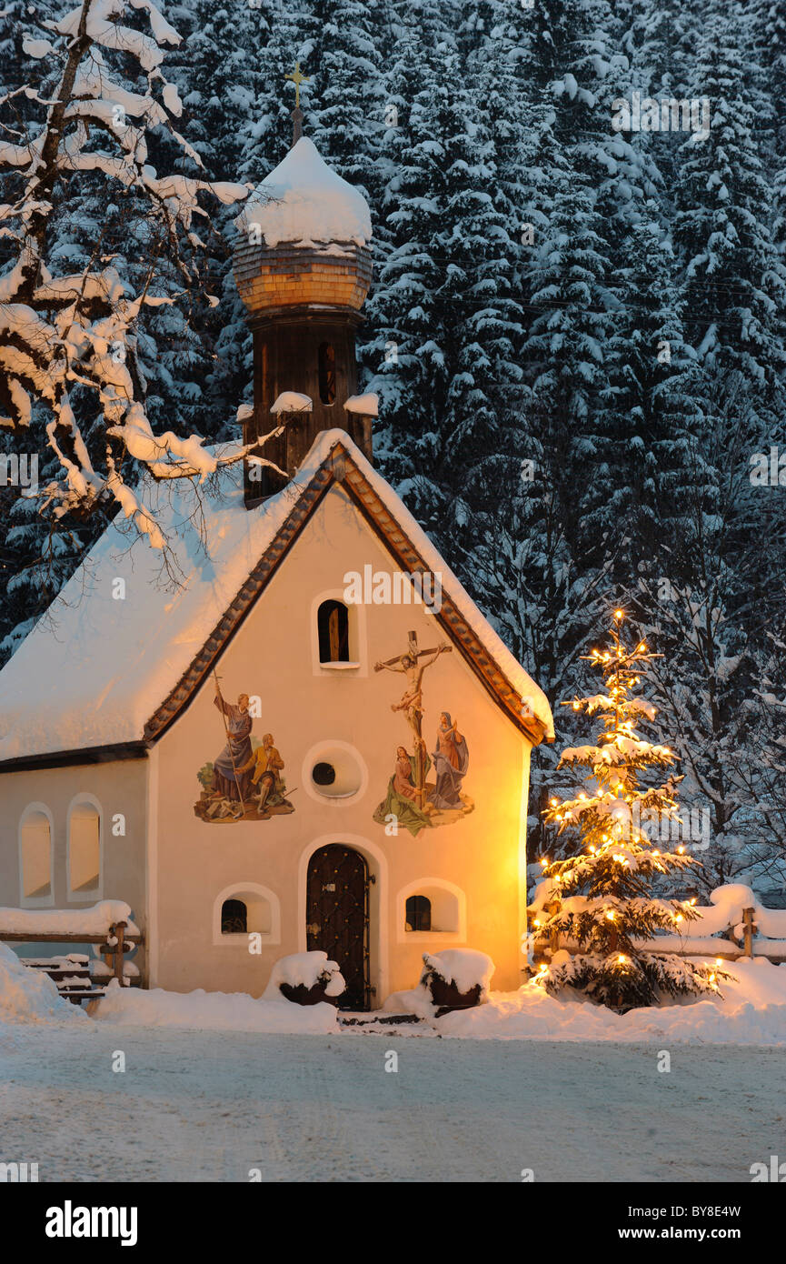 Cappella di natale con albero illuminato in Alta Baviera, Germania Foto Stock