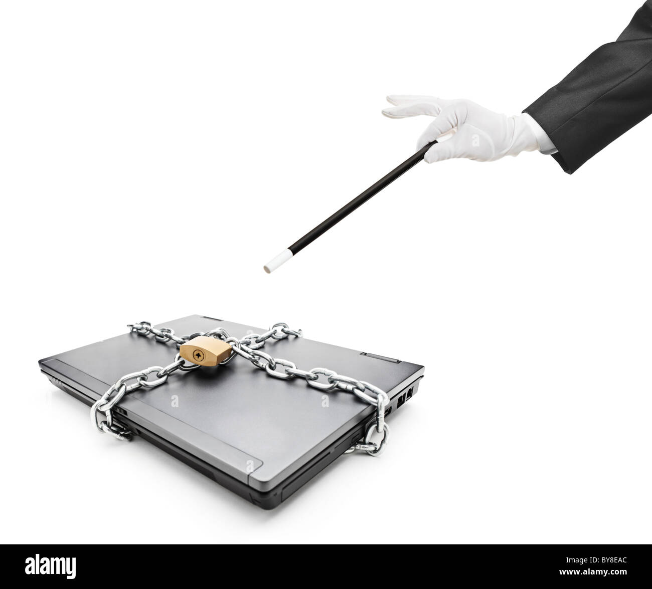 Un mago in possesso di una bacchetta magica su un laptop con catena e lucchetto Foto Stock