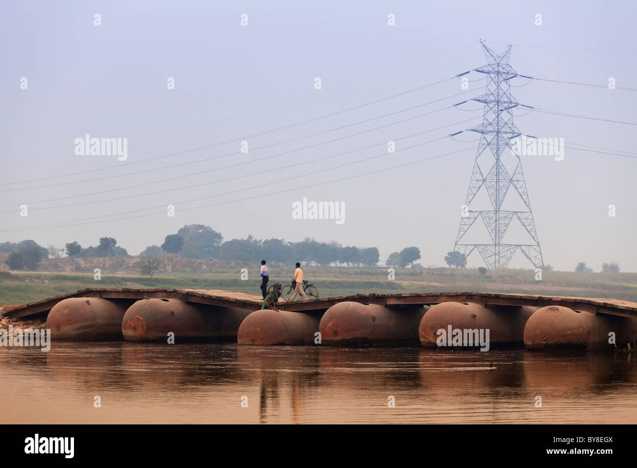 India, Uttar Pradesh, Agra, due uomini attraversando pontoon ponte sul fiume Yamuna Foto Stock