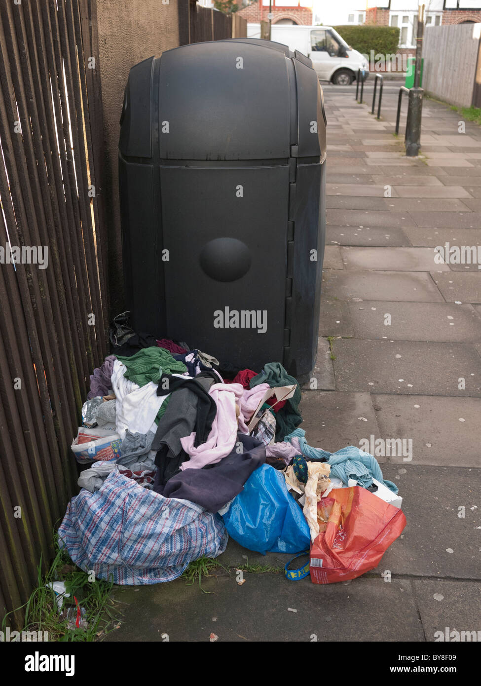 Rifiuti oggetto di dumping accanto al cestino in Motspur Park London Foto Stock