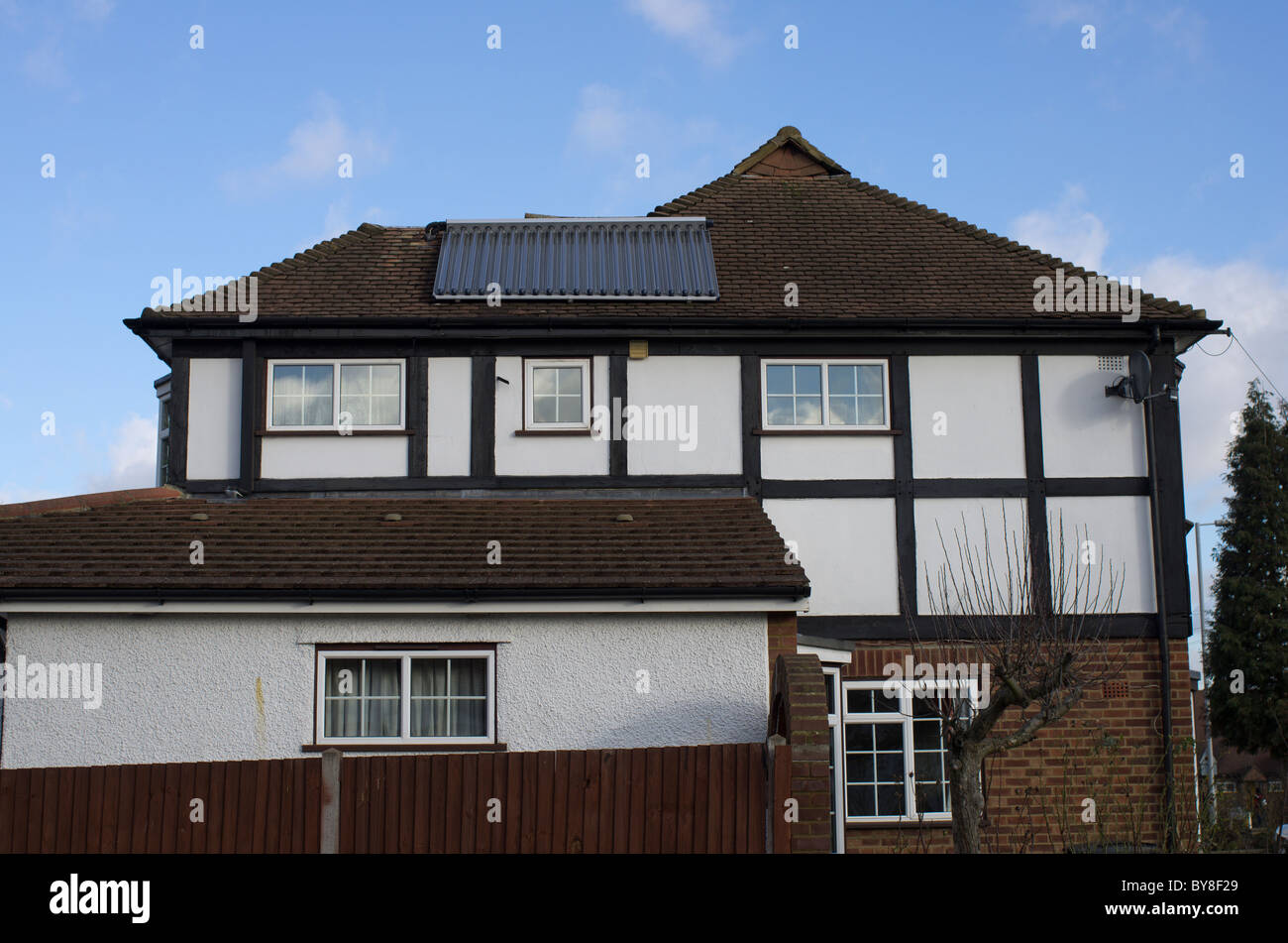 Riscaldamento di acqua solare pannello sul lato di una casa a Londra, Inghilterra Foto Stock
