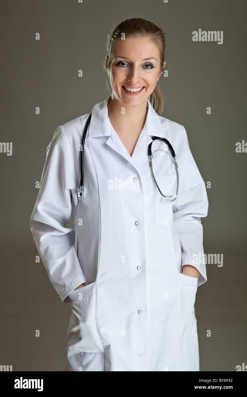 Medico donna in uniforme con uno stetoscopio Foto Stock