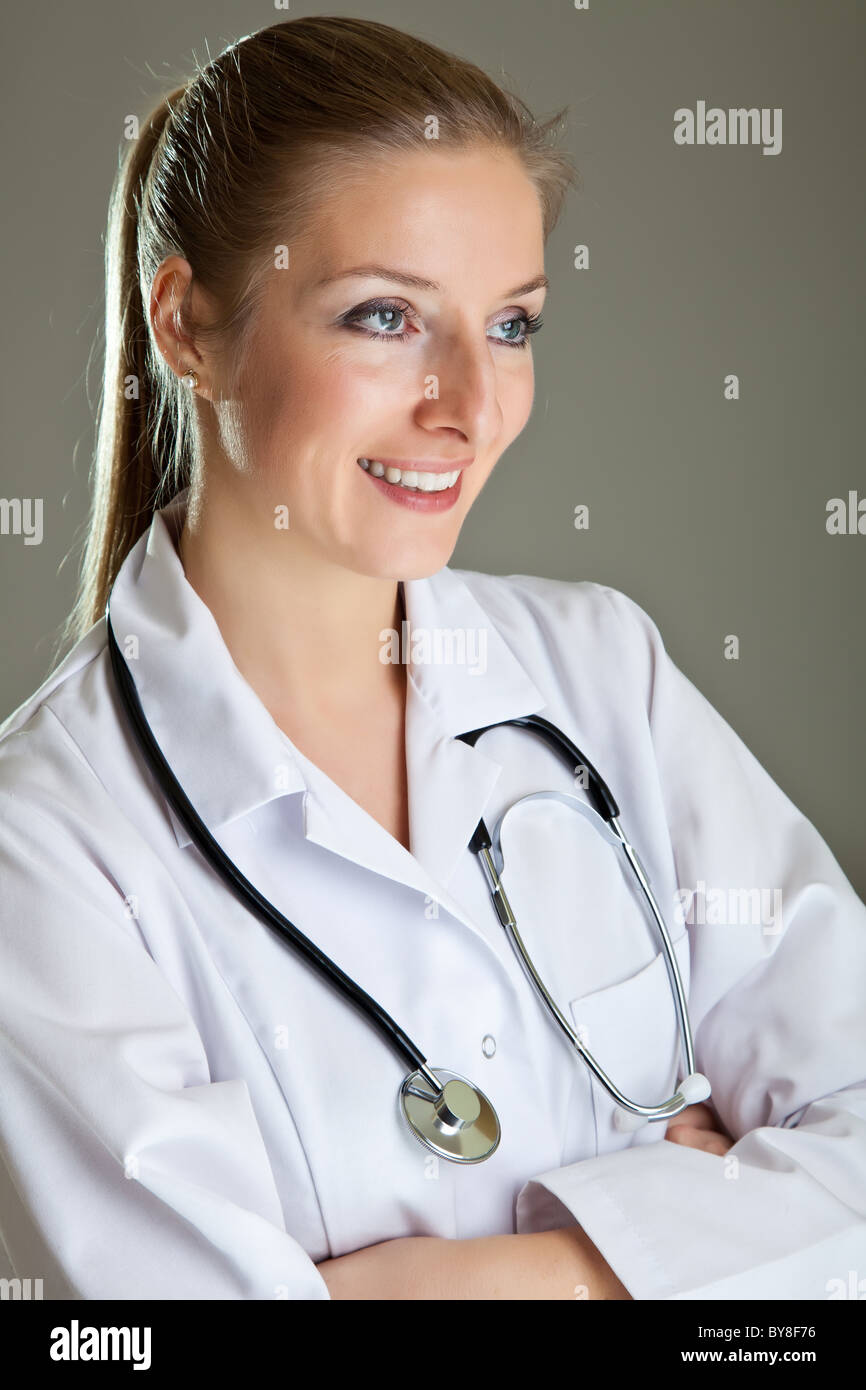 Medico donna in uniforme con uno stetoscopio Foto Stock