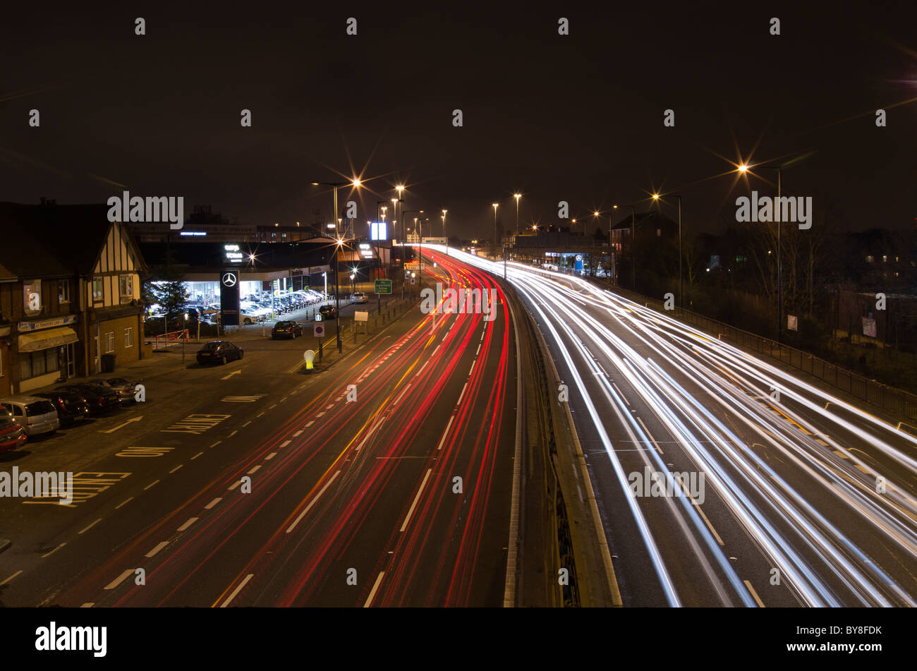 Luci auto venato come veicoli passano sulla trafficata A3 nei pressi di New Malden, Londra Foto Stock