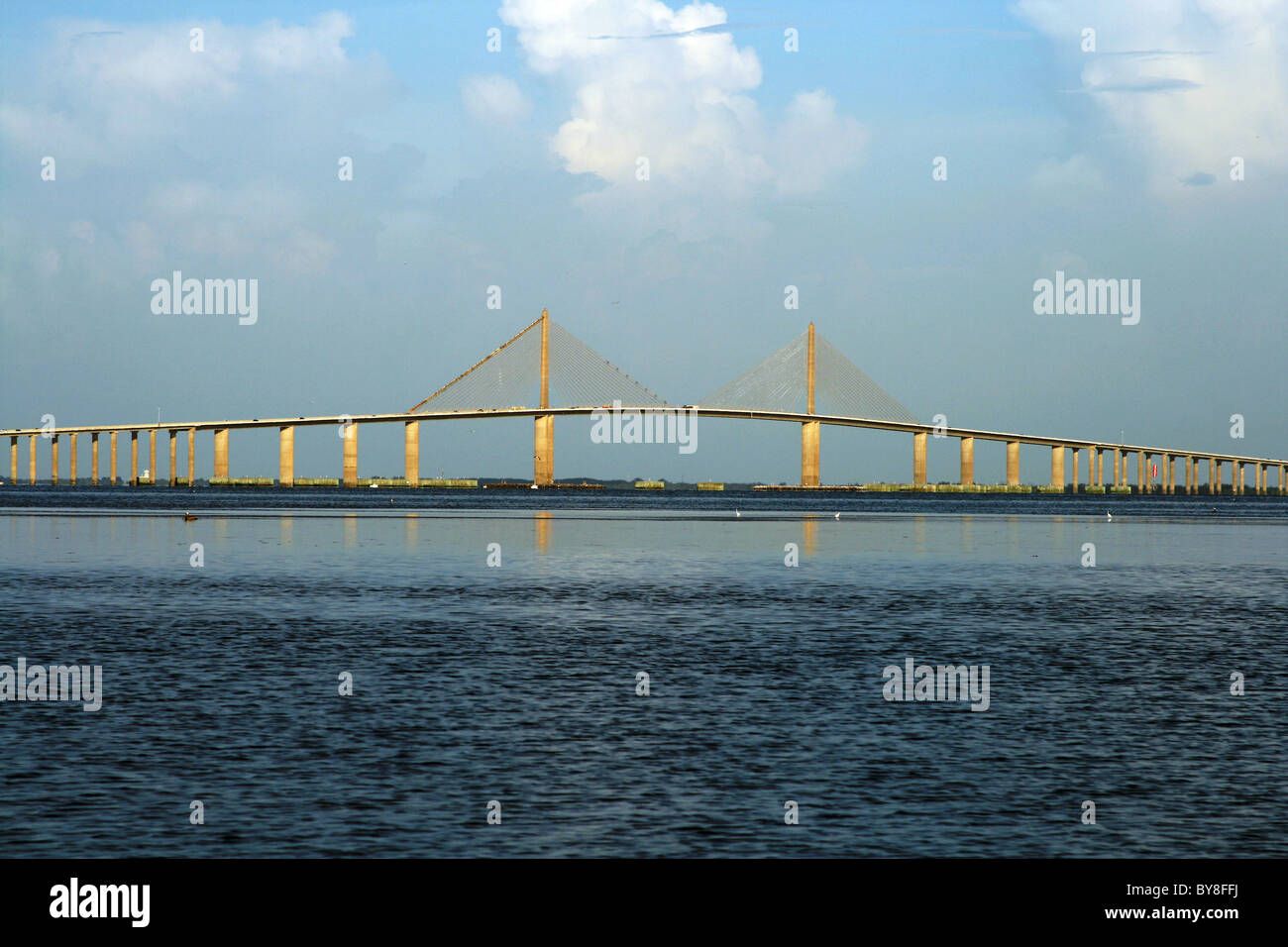 Alloggiamenti di Tampa Sunshine Skyway Bridge. Saint Petersburg Florida Foto Stock