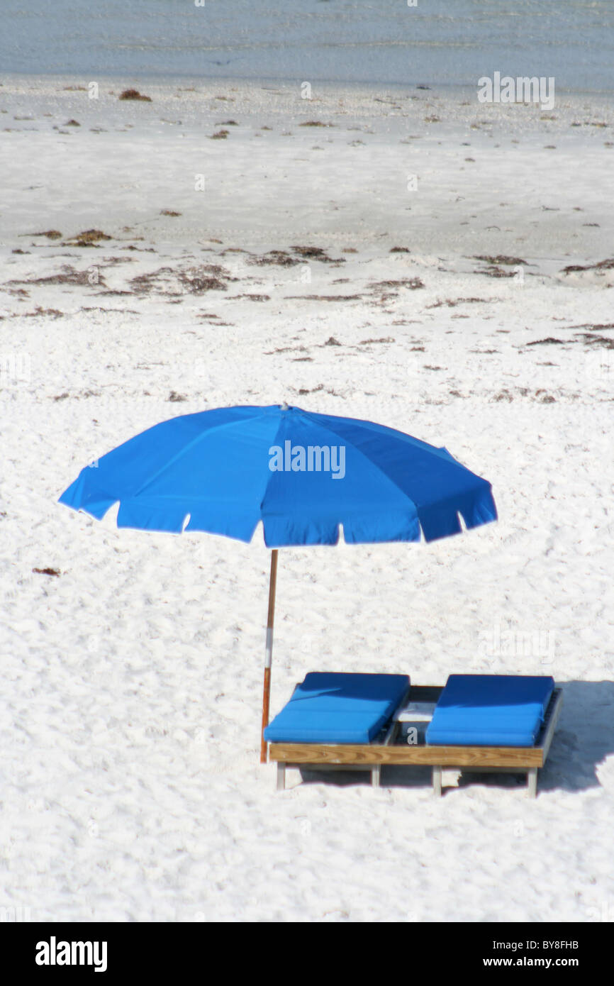 Blu sedia spiaggia con ombrellone. Madeira Beach Florida Foto Stock