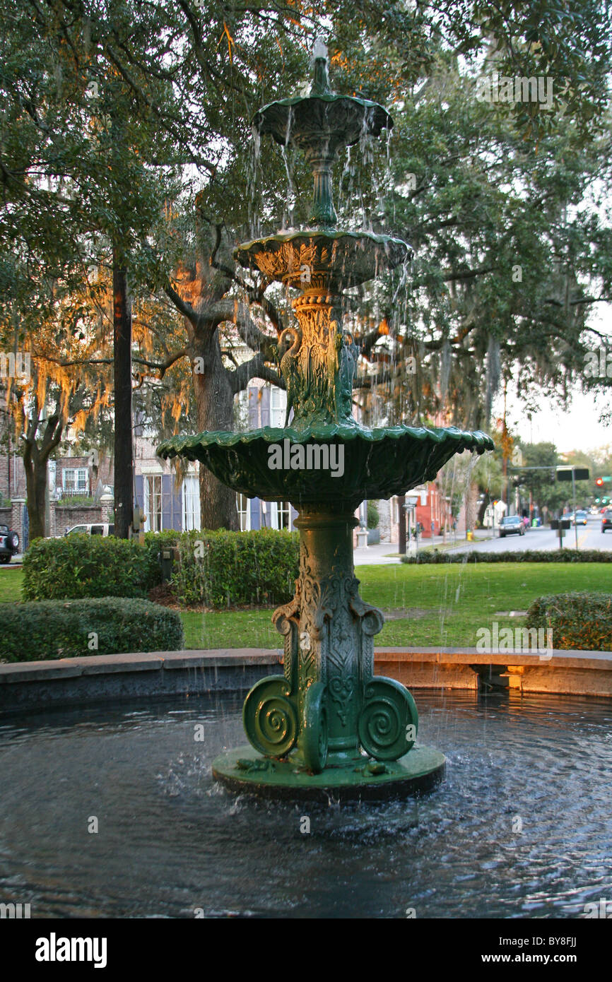 Fontana in una piazza a Savannah in Georgia il quartiere storico. Foto Stock