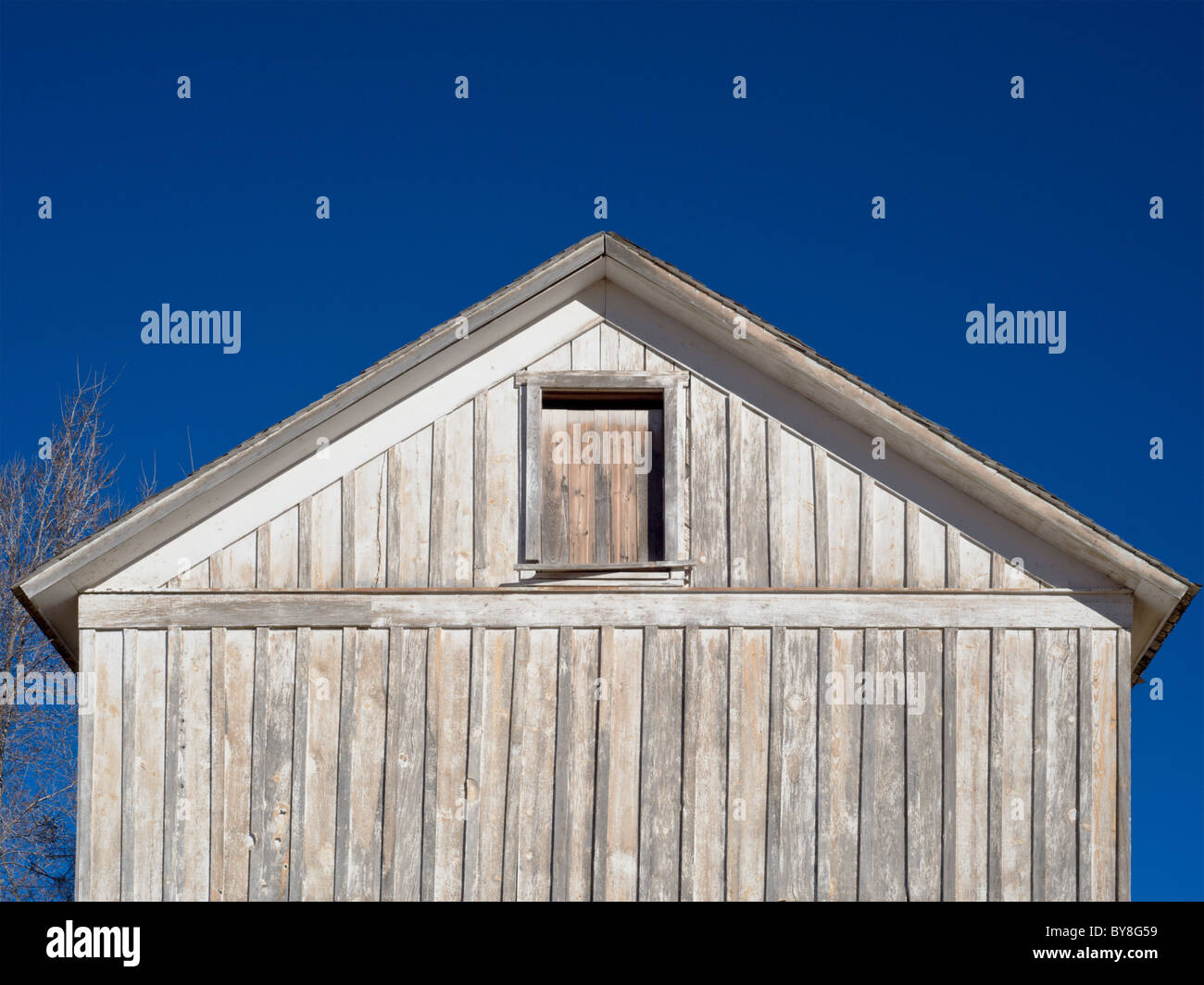 Un vecchio edificio in legno supporti sotto un cielo blu, sul Mescalero American Indian Reservation, Nuovo Messico. Foto Stock
