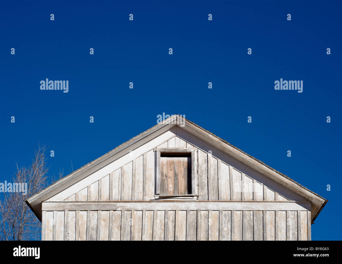 Un vecchio edificio in legno supporti sotto un cielo blu, sul Mescalero American Indian Reservation, Nuovo Messico. Foto Stock