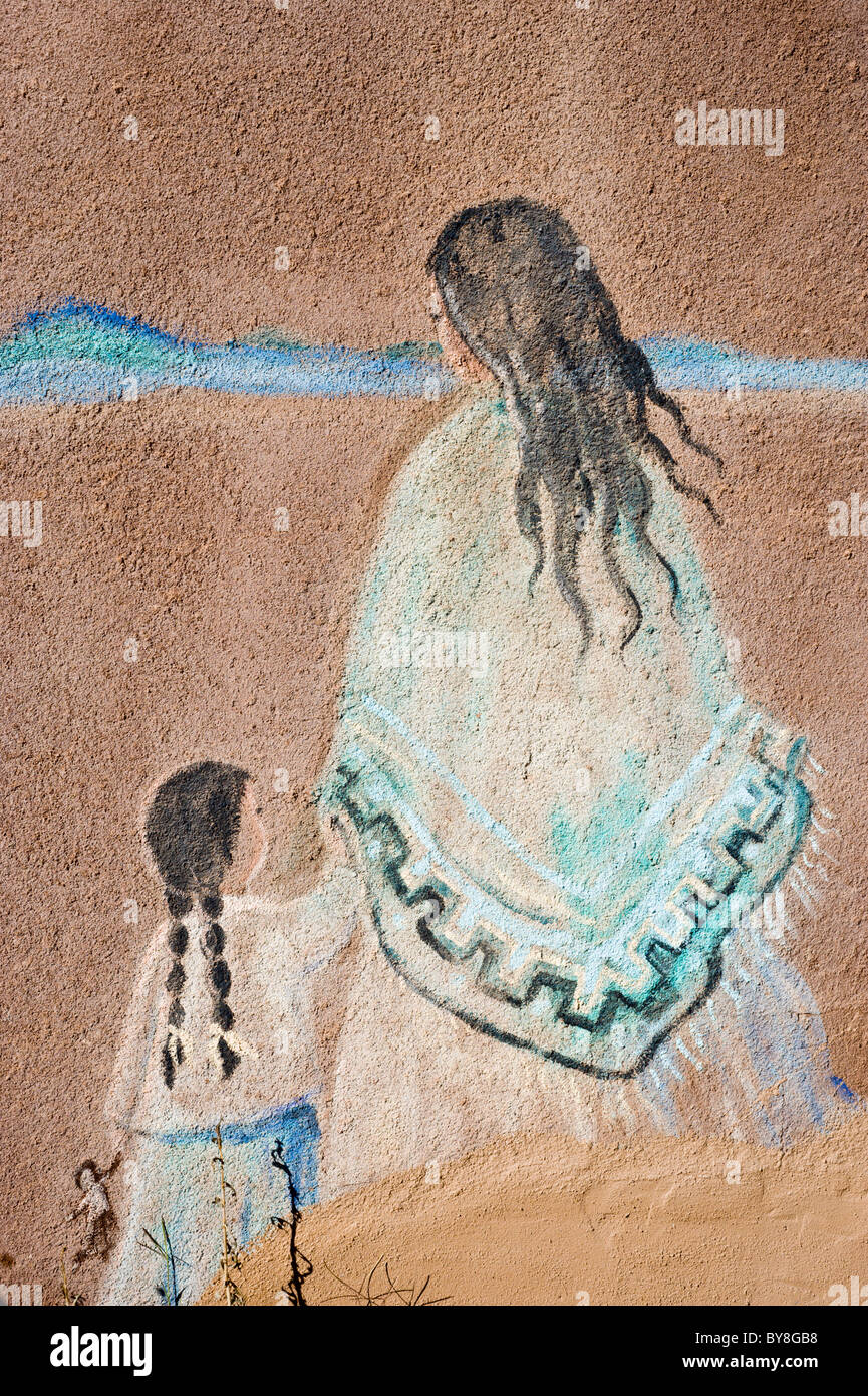 Un dipinto su una parete di adobe di un American Indian madre e figlia possono essere trovate in la Luz, Nuovo Messico. Foto Stock