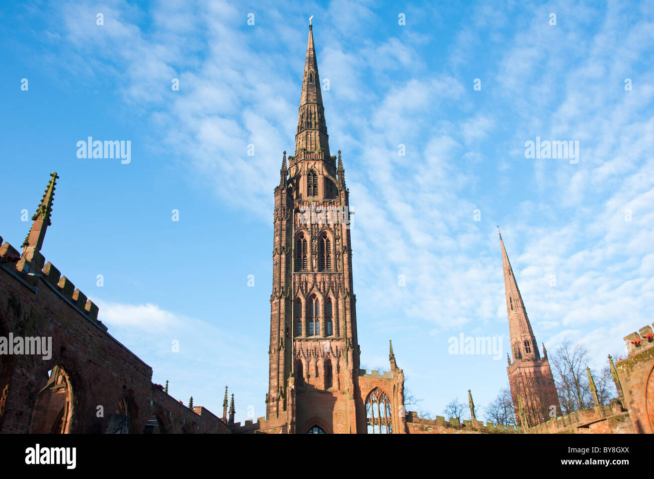 Vecchia Cattedrale Coventry guglia con chiesa della Santa Trinità in background. West Midlands in Inghilterra. Foto Stock