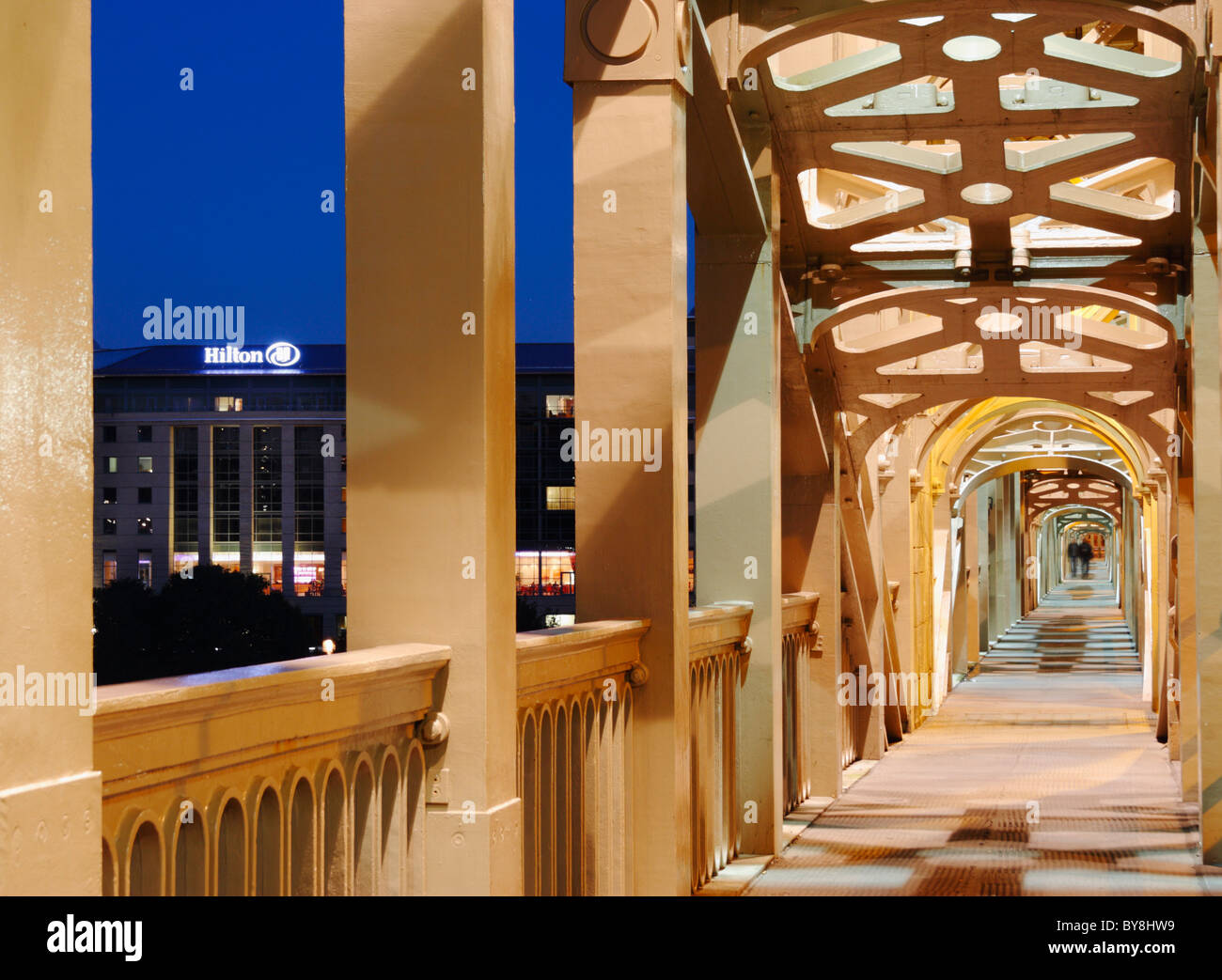 Gateshead Newcastle hotel Hilton dal livello alto ponte. Newcastle upon Tyne, Inghilterra. Regno Unito Foto Stock