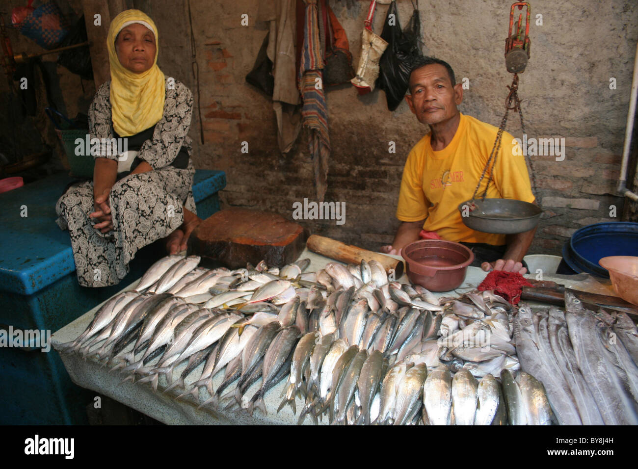 Famiglia asiatica di stallo del mercato ,vendere il pescato Foto Stock