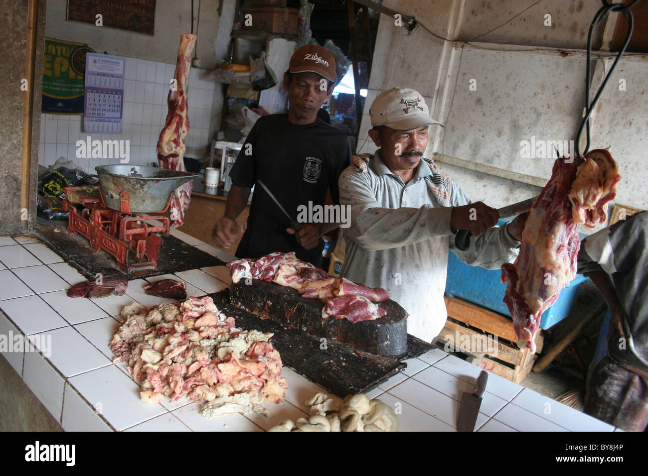 Locale famiglia asiatica di stallo di mercato la vendita di carni fresche Foto Stock