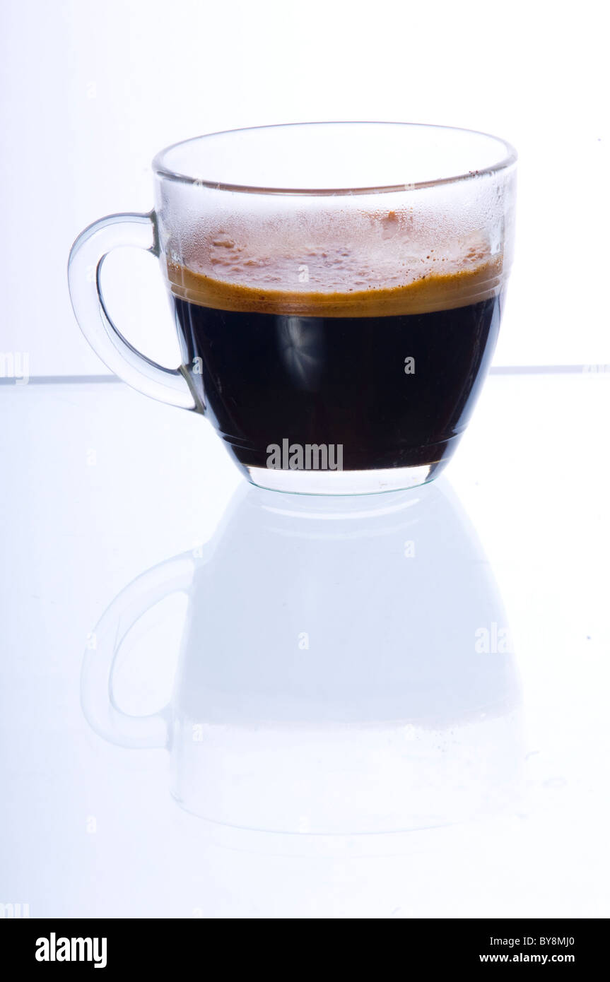 Una tazza di caffè doppio, sfondo bianco Foto Stock