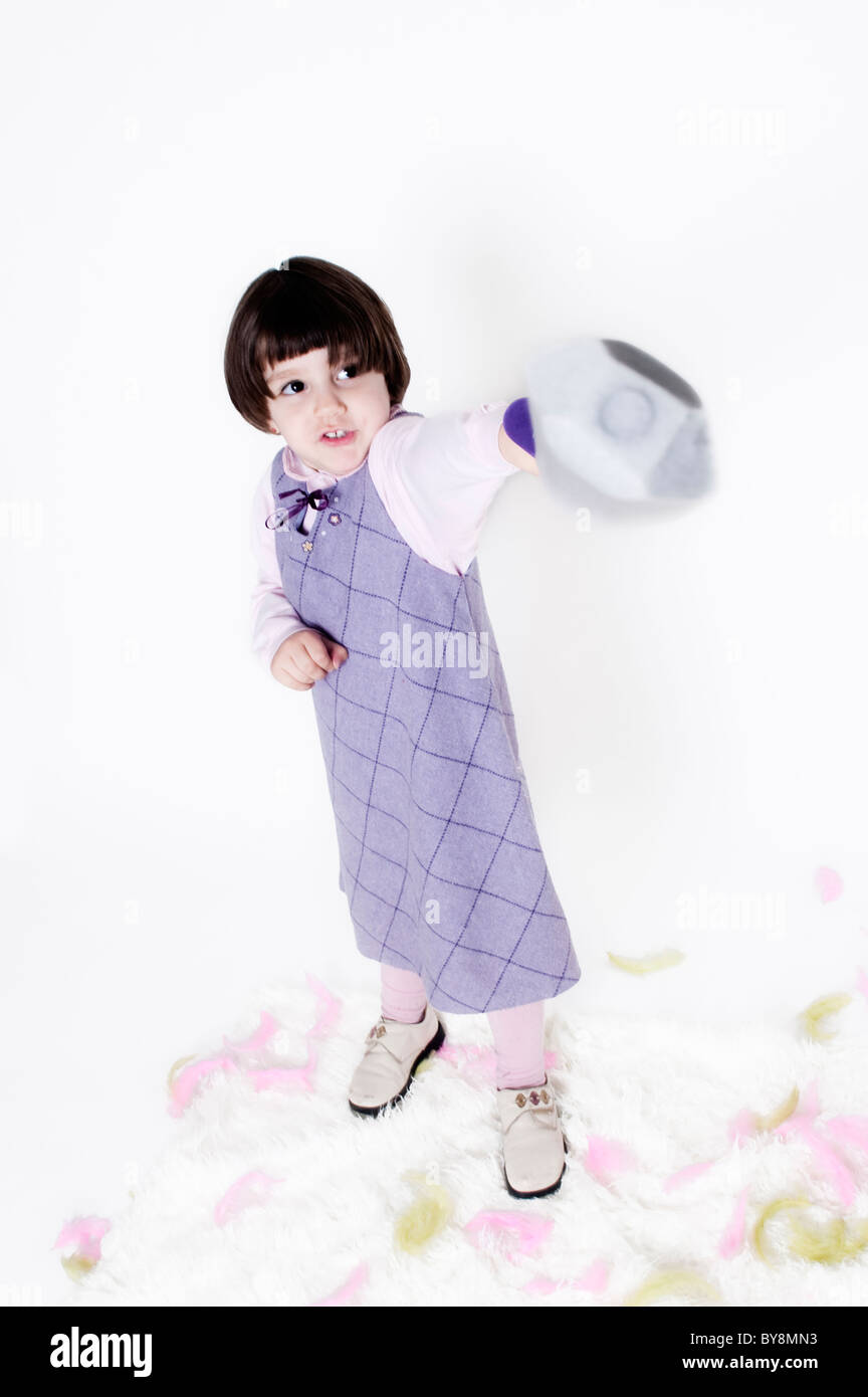 Bambina con una spada giocattolo in mano Foto Stock