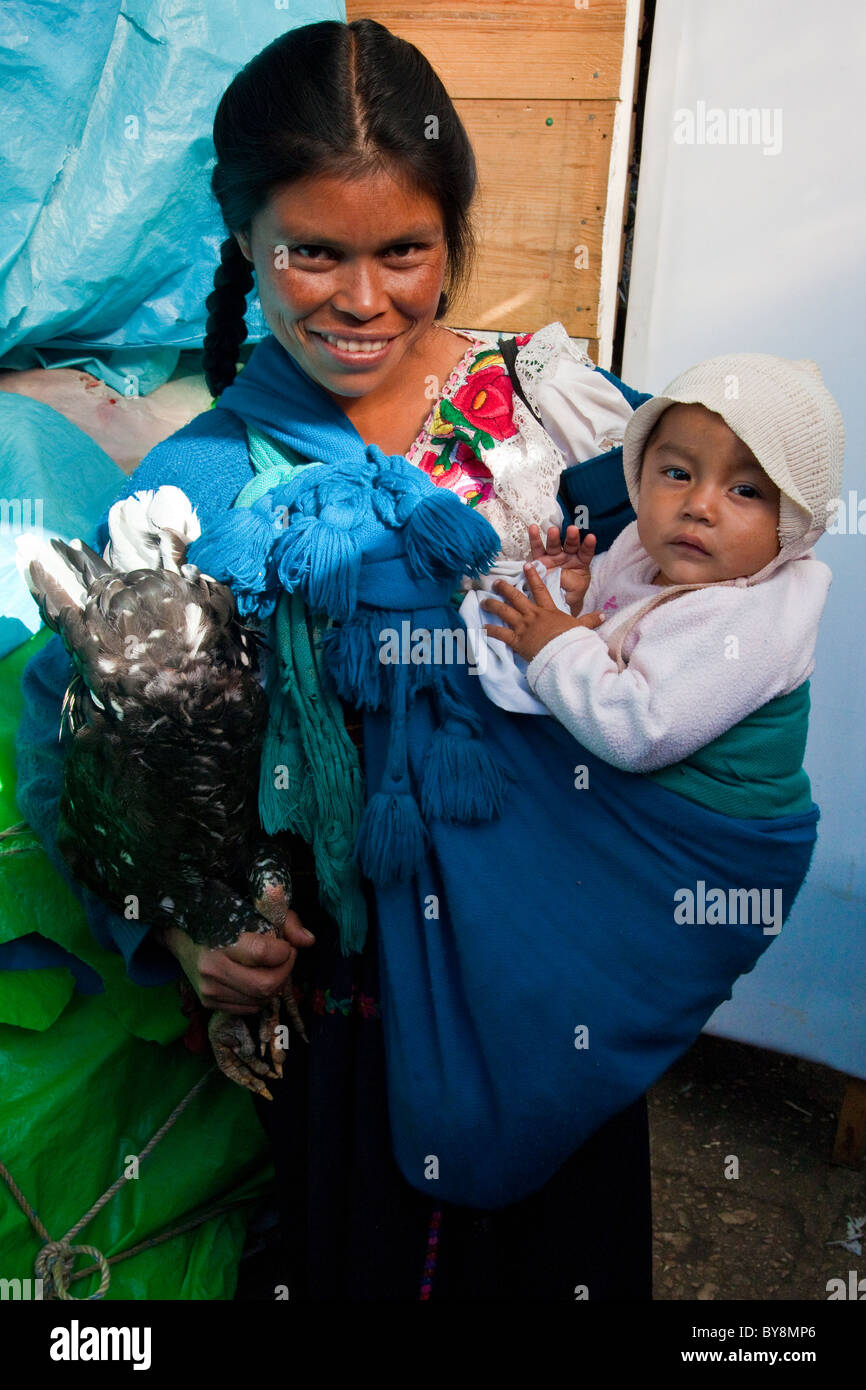 Maya indigeni la madre e il bambino, Mercado Municipal, San Cristobal de las Casas, Chiapas, Messico Foto Stock