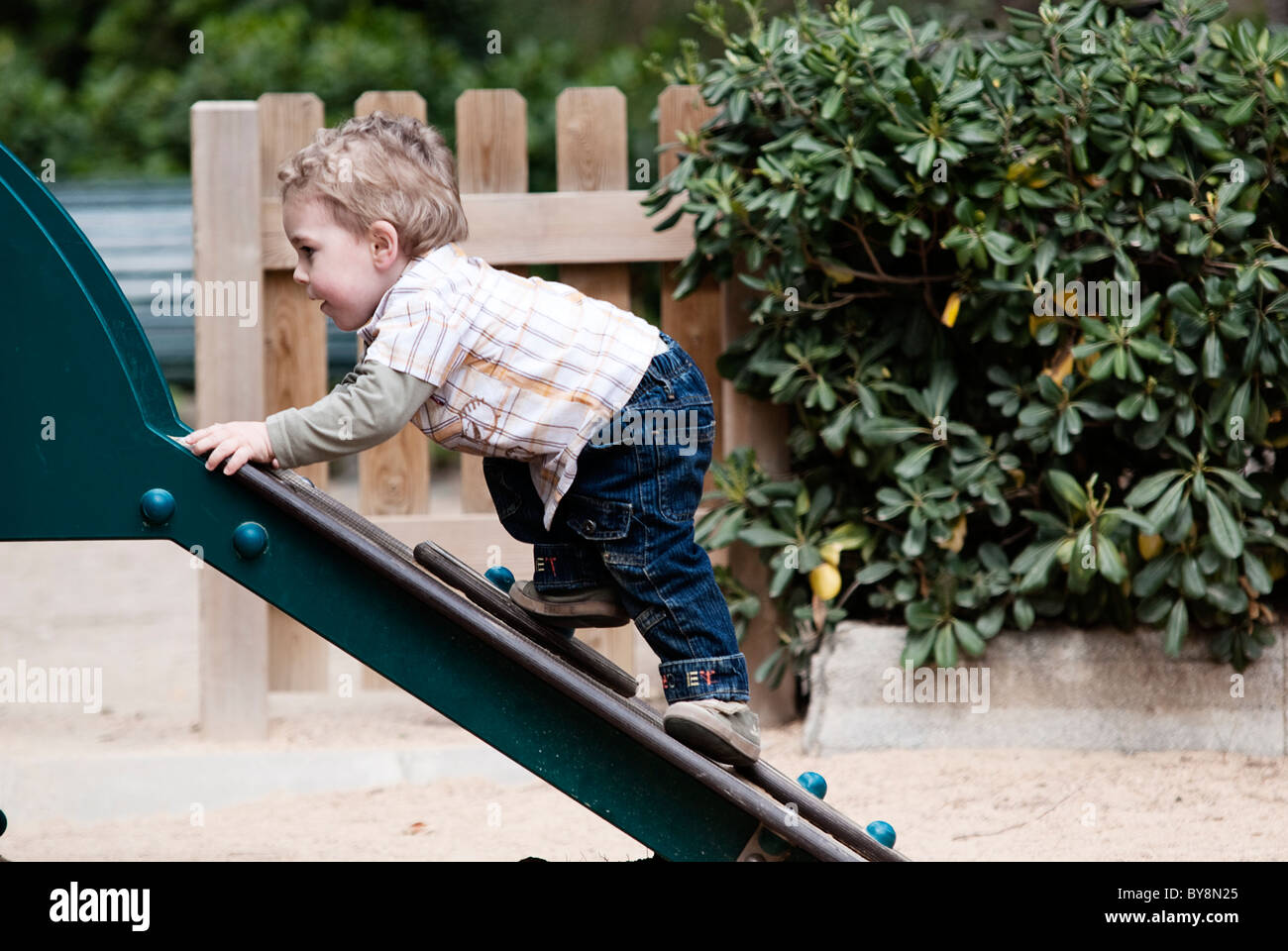 Il bambino si arrampica su di una struttura di parcheggio Foto Stock