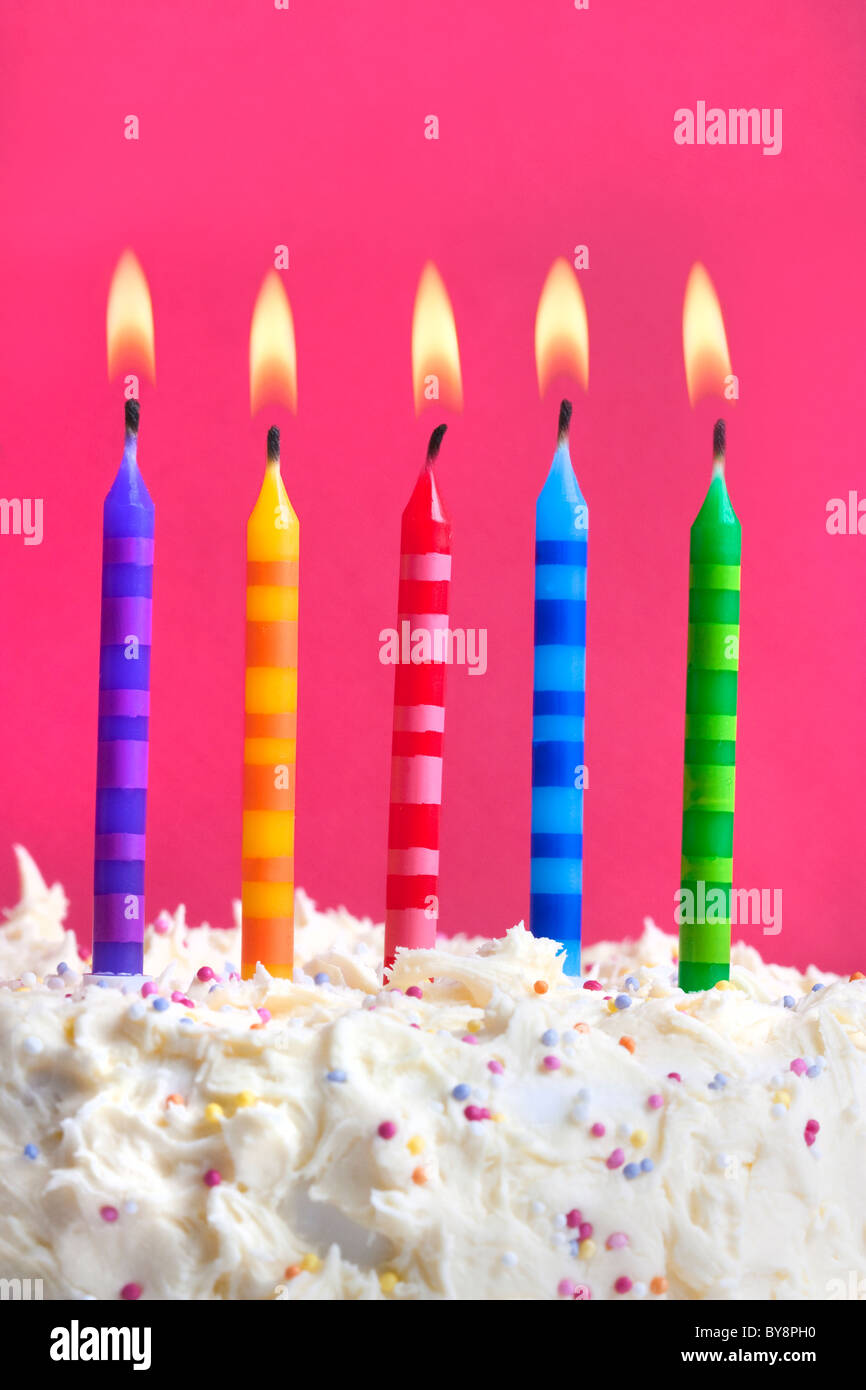 Close up macro fotografia di 5 candele su una torta di compleanno Foto Stock