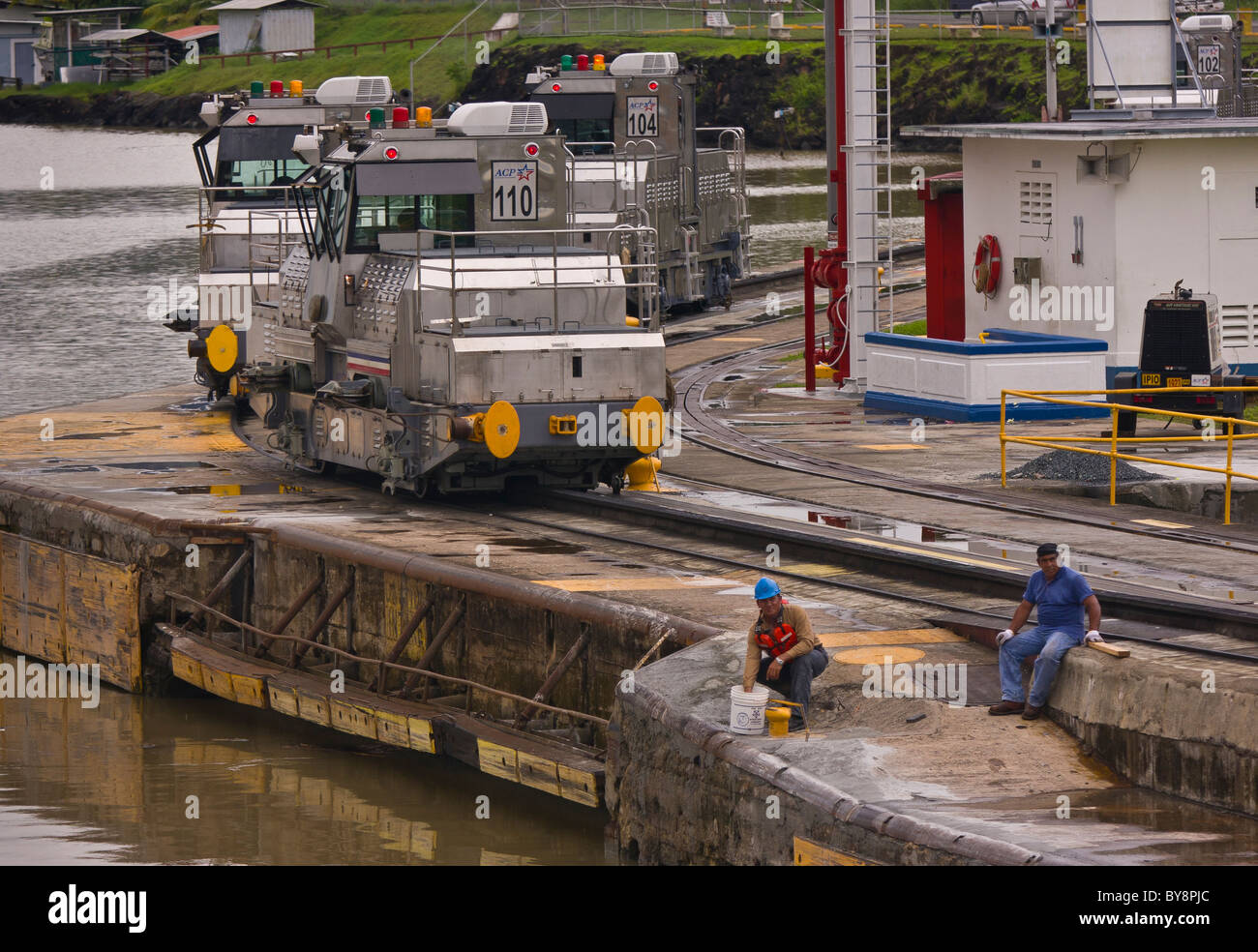 PANAMA - Lavoratori e locomotive elettriche noto anche come muli, a Pedro Miguel si blocca sul canale di Panama. Foto Stock