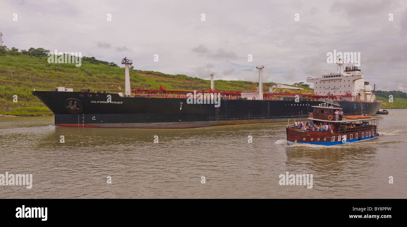 PANAMA - La barca turistica e freighter sul Canale di Panama. Foto Stock