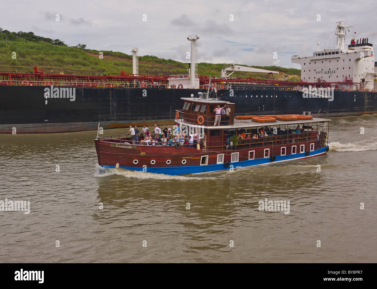 PANAMA - La barca turistica e freighter sul Canale di Panama. Foto Stock