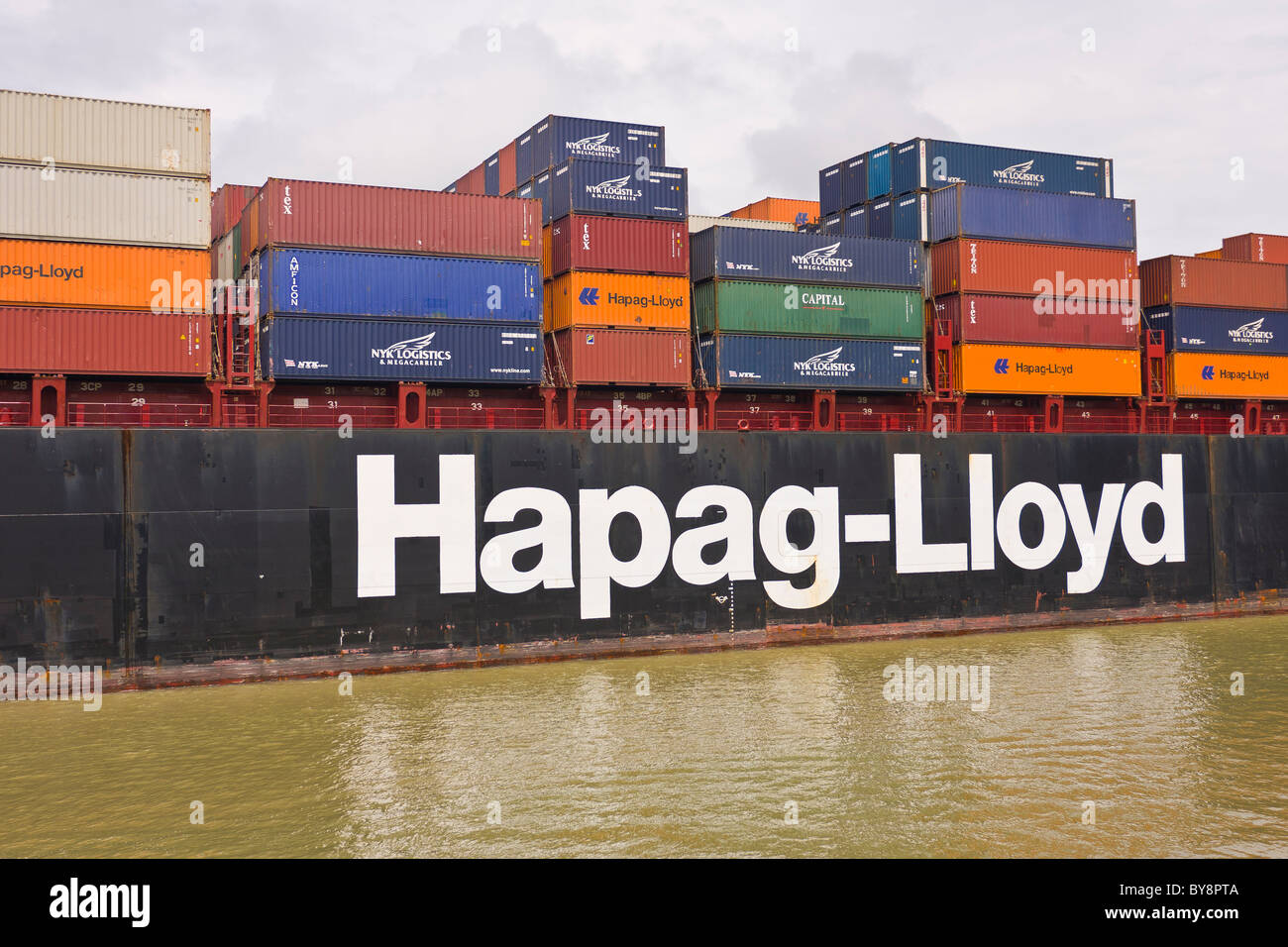 PANAMA - Hapag-Lloyd Container nave sul Canale di Panama. Foto Stock