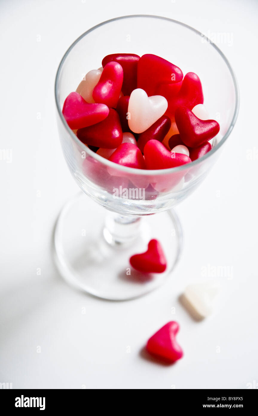 Jelly Bean cuori in un bicchiere di vino. ( Il fuoco selettivo ) Foto Stock