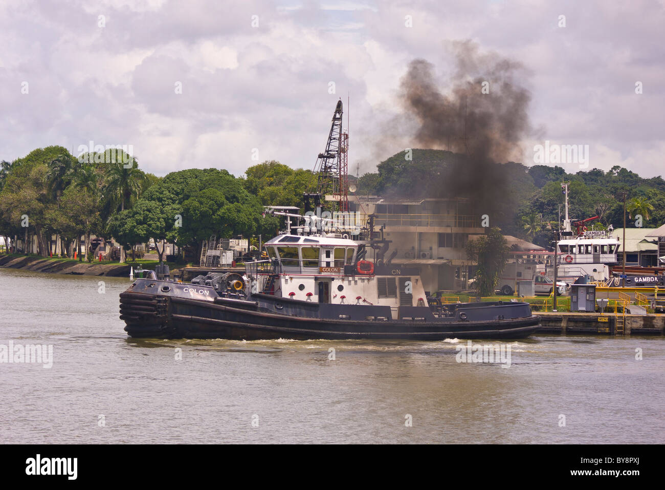 PANAMA - rimorchiatore con fumo di scarico sul Canale di Panama. Foto Stock