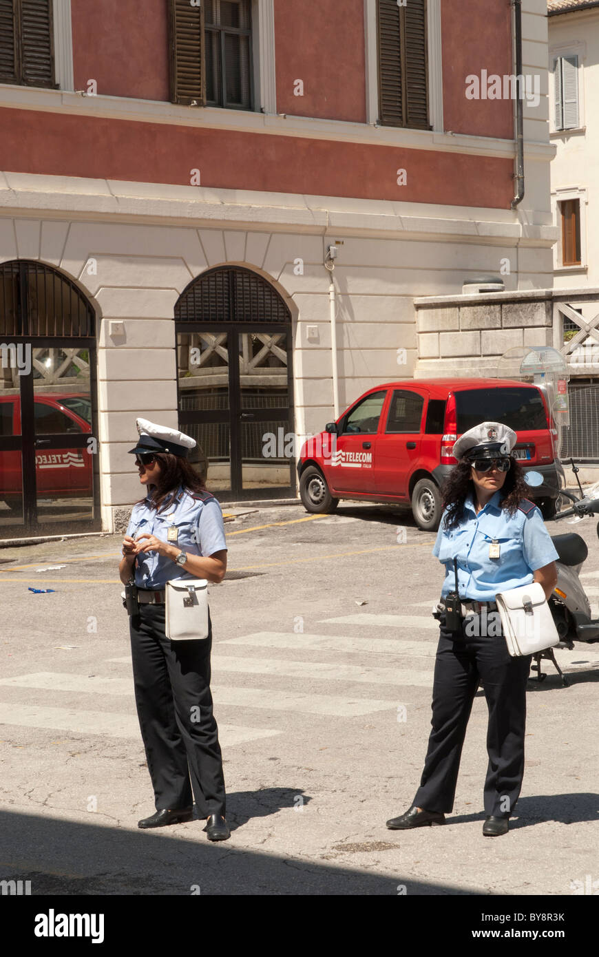 Polizia Municipale di polizia municipale di funzionari di sesso femminile a Foligno Foto Stock