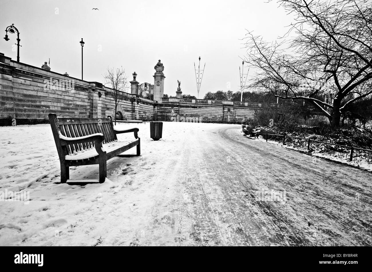 Immagine in bianco e nero di t James' Park nella neve. London REGNO UNITO Foto Stock