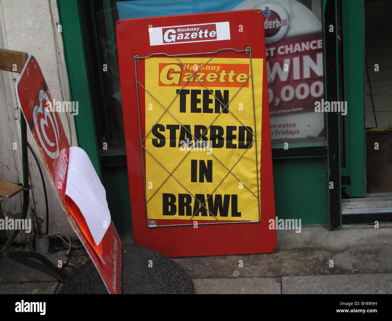 Striscione per Hackney Gazette con headline Teen pugnalato in bagarre Foto Stock