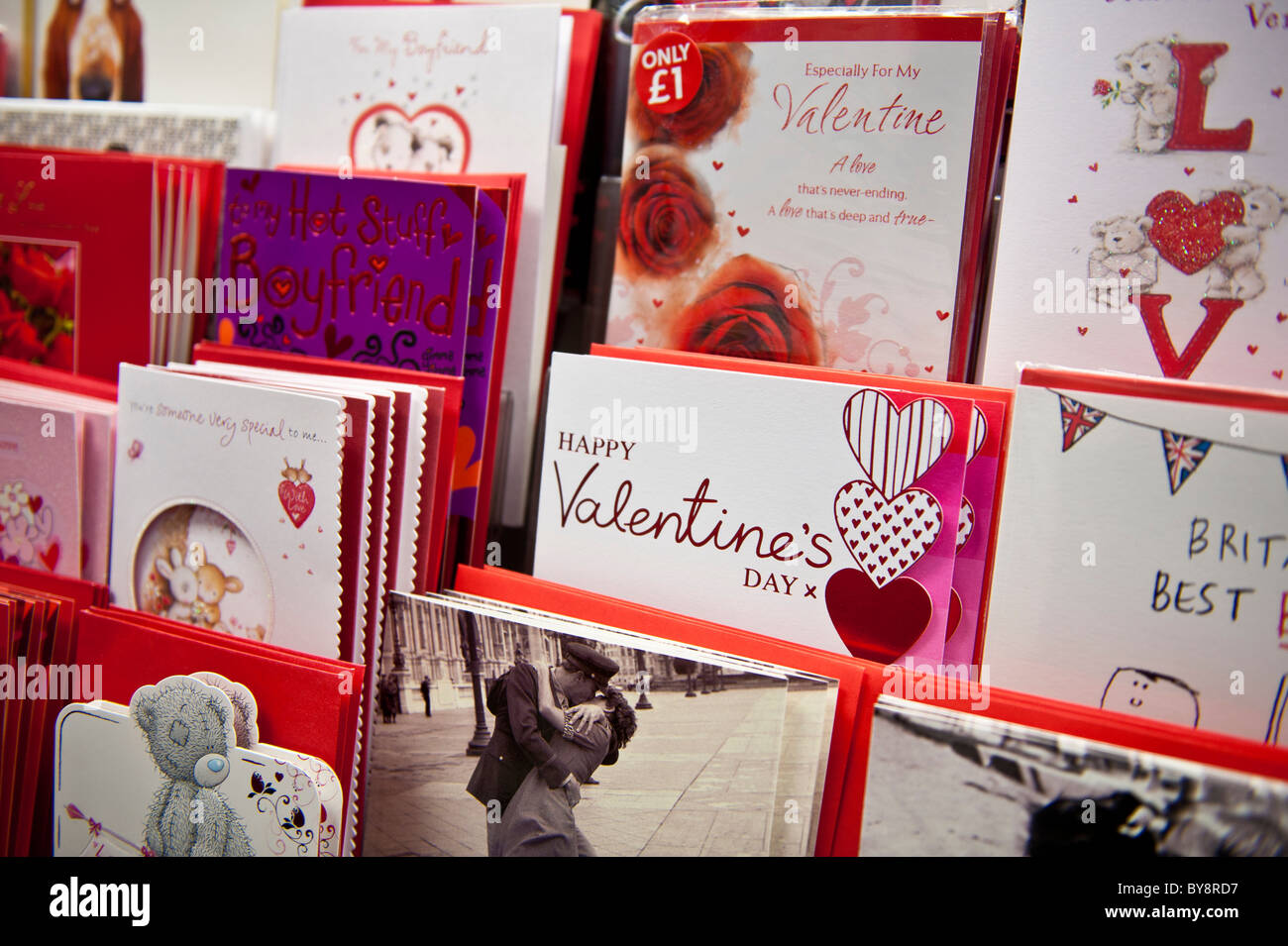 Rack di giorno di san valentino carte in vendita presso una filiale di W H Smith, REGNO UNITO Foto Stock